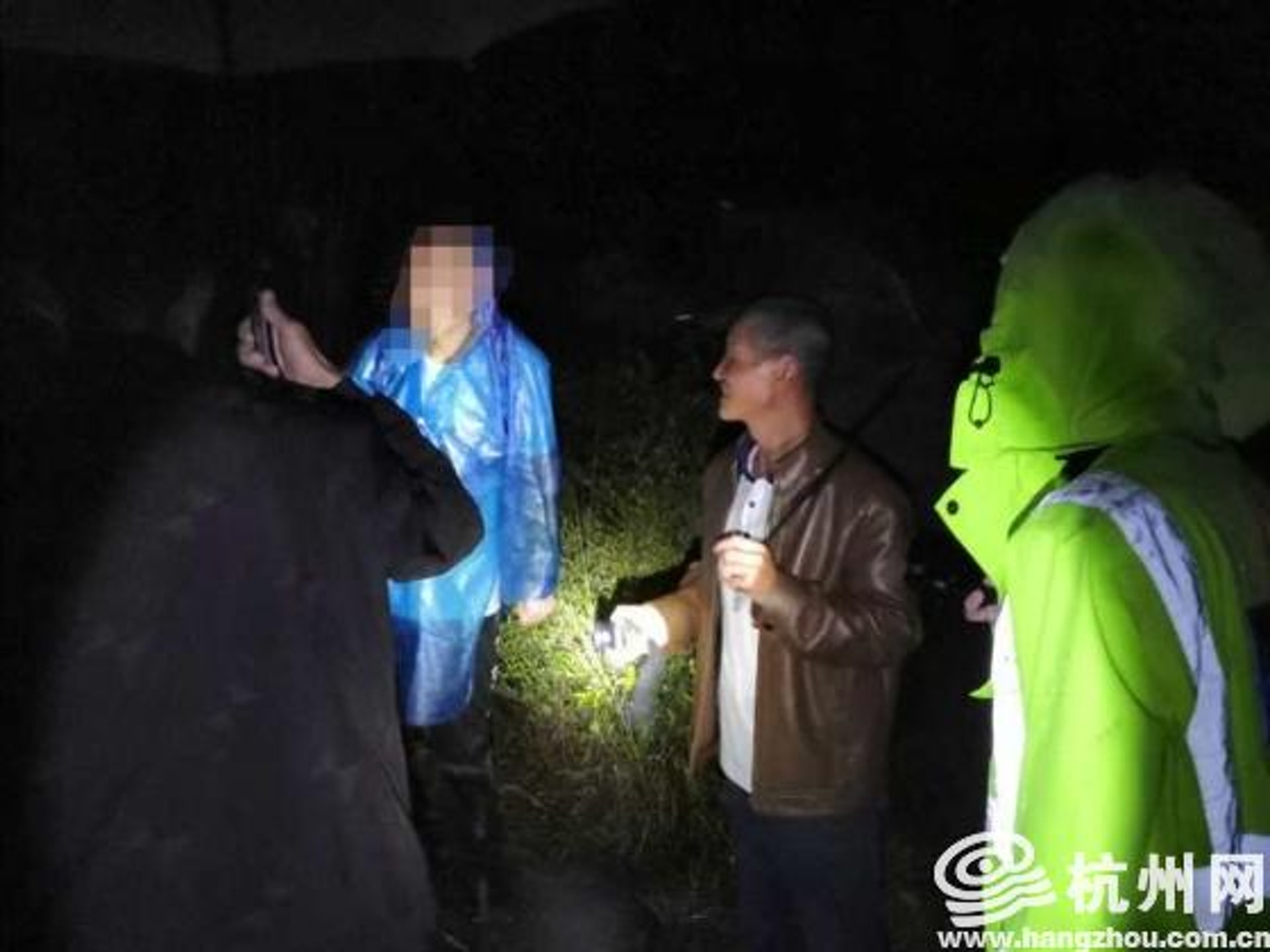 杭州一家速遞公司舉行越野活動,18名員工被困深山,其中6人完全失去聯繫。當地警方開展緊急救援。(杭州網) 杭州一家速遞公司舉行越野活動,18名員工被困深山,其中6人完全失去聯繫。當地警方開展緊急救援。(杭州網)