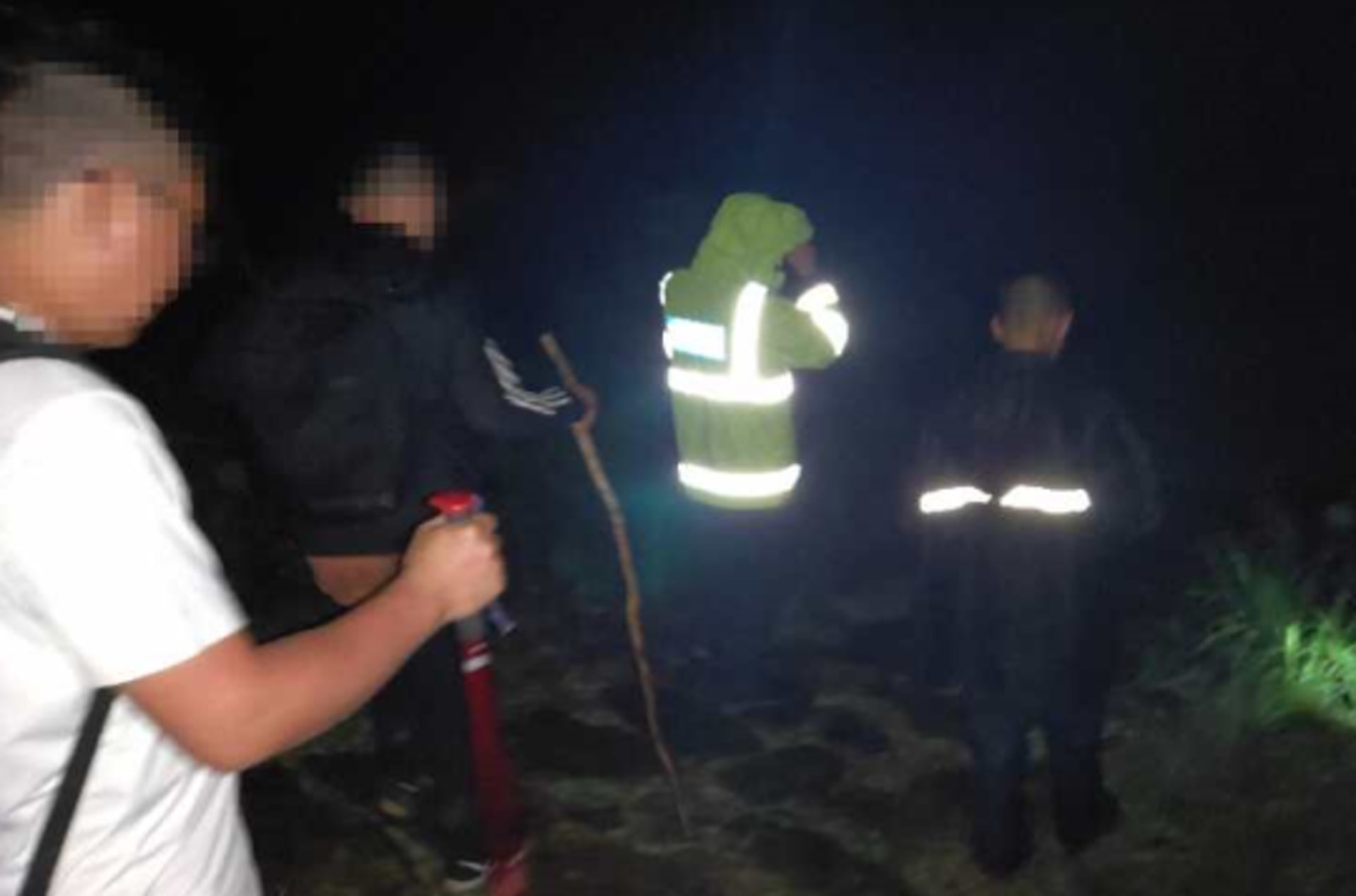 杭州一家速遞公司舉行越野活動,18名員工被困深山,其中6人完全失去聯繫。當地警方開展緊急救援。(網絡圖片) 杭州一家速遞公司舉行越野活動,18名員工被困深山,其中6人完全失去聯繫。當地警方開展緊急救援。(網絡圖片)