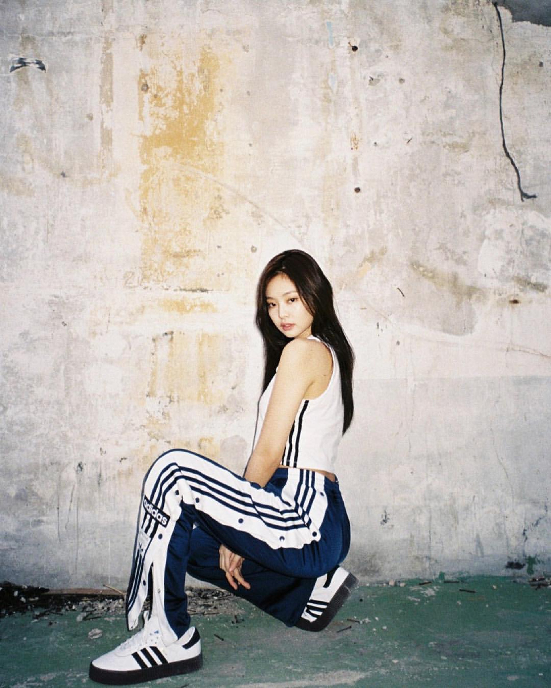 Blackpink Jennie以露出腰線的Crop Top為顯高的必備單品,一穿上便瞬間拉長身形比例。(IG@jennierubyjane)