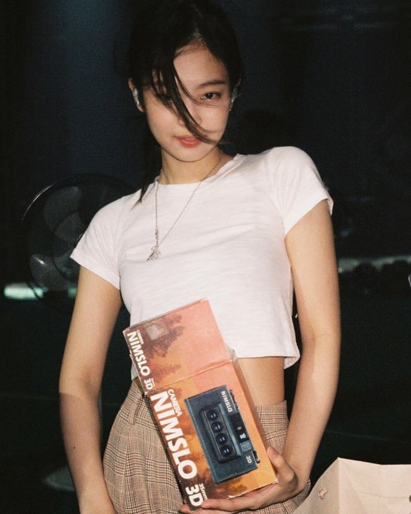 露出腰線也是種小性感(IG@jennierubyjane)