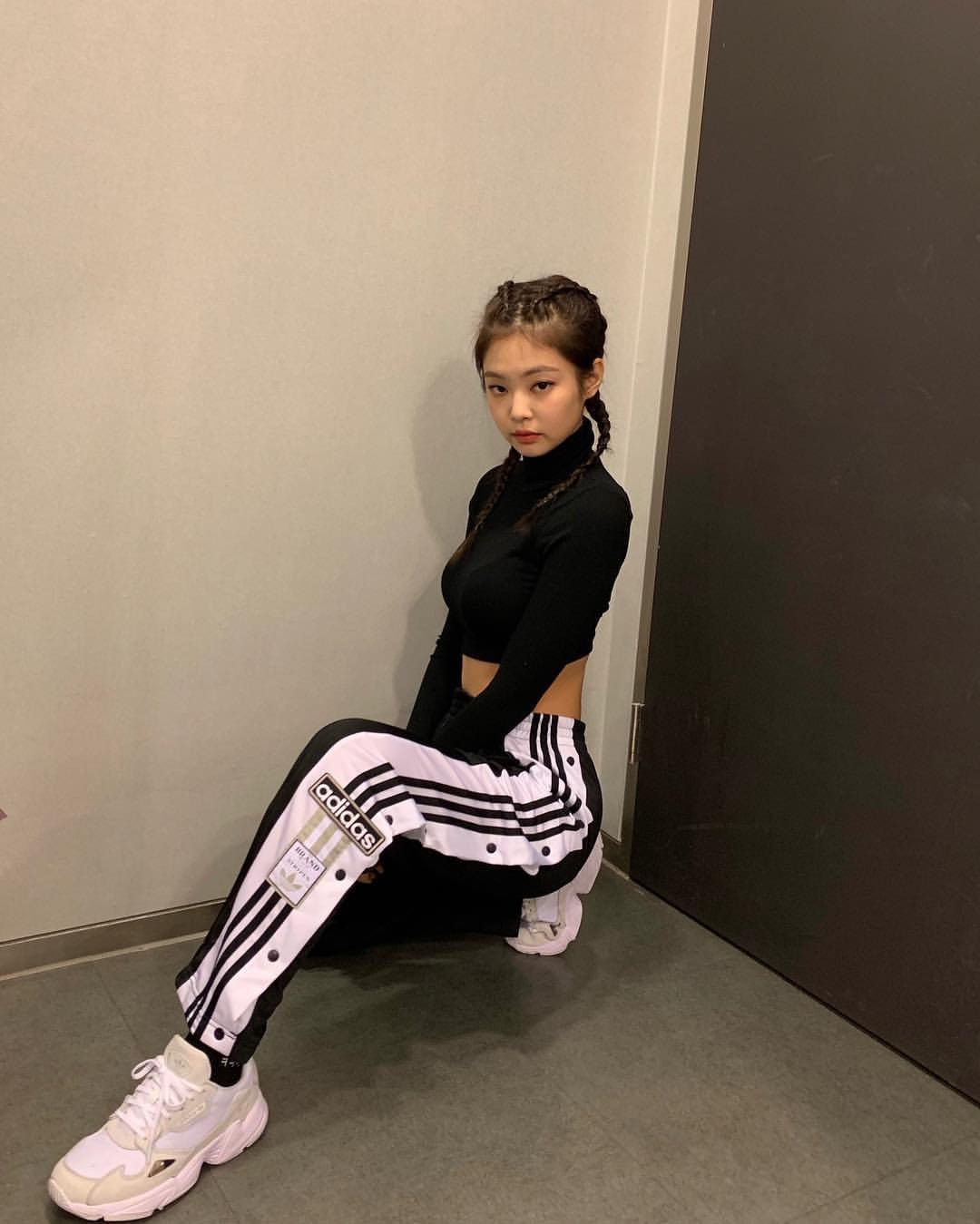 黑白打扮型格又顯高(IG@jennierubyjane)