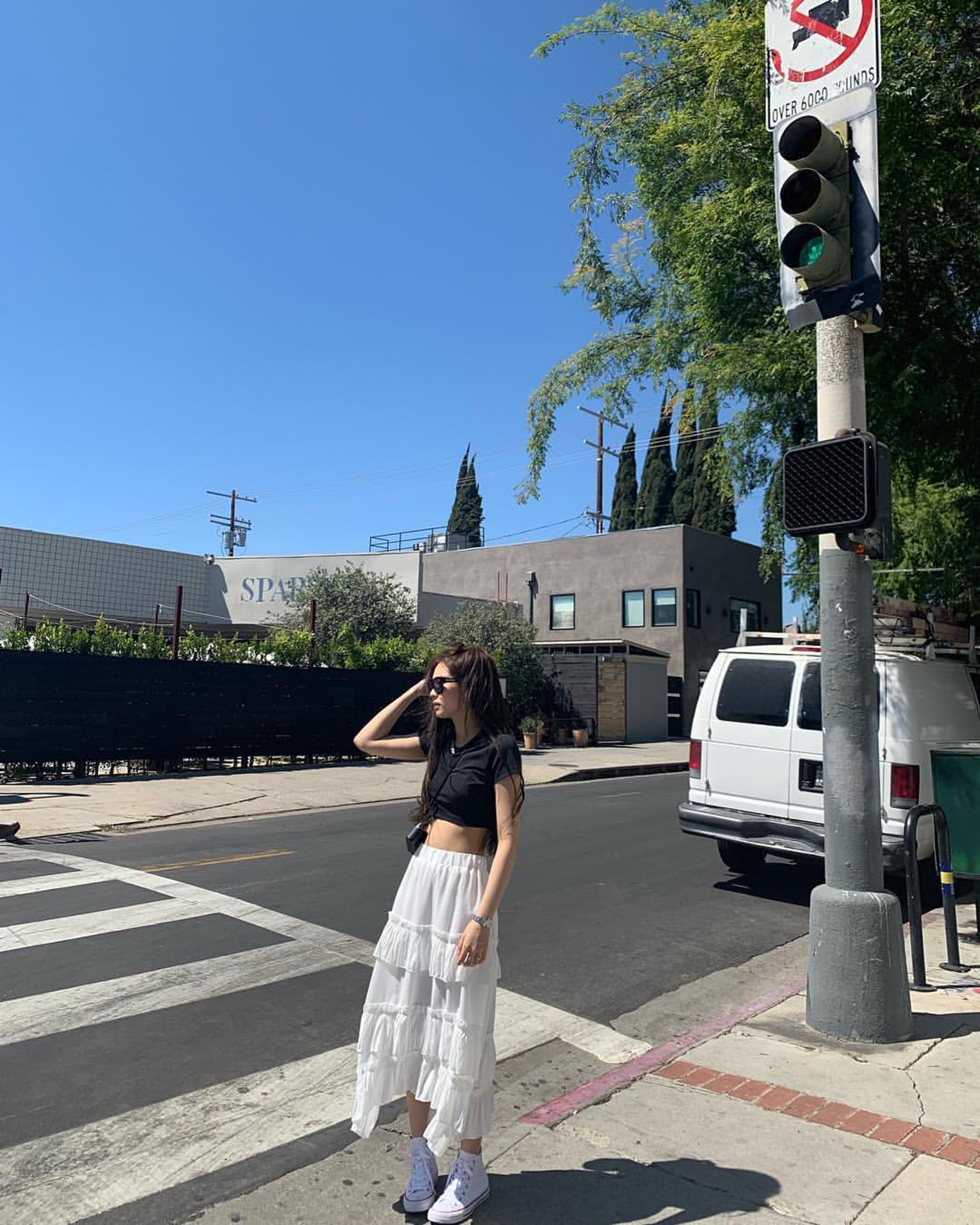 短上衣配襯飄逸長裙感覺少女(IG@jennierubyjane)