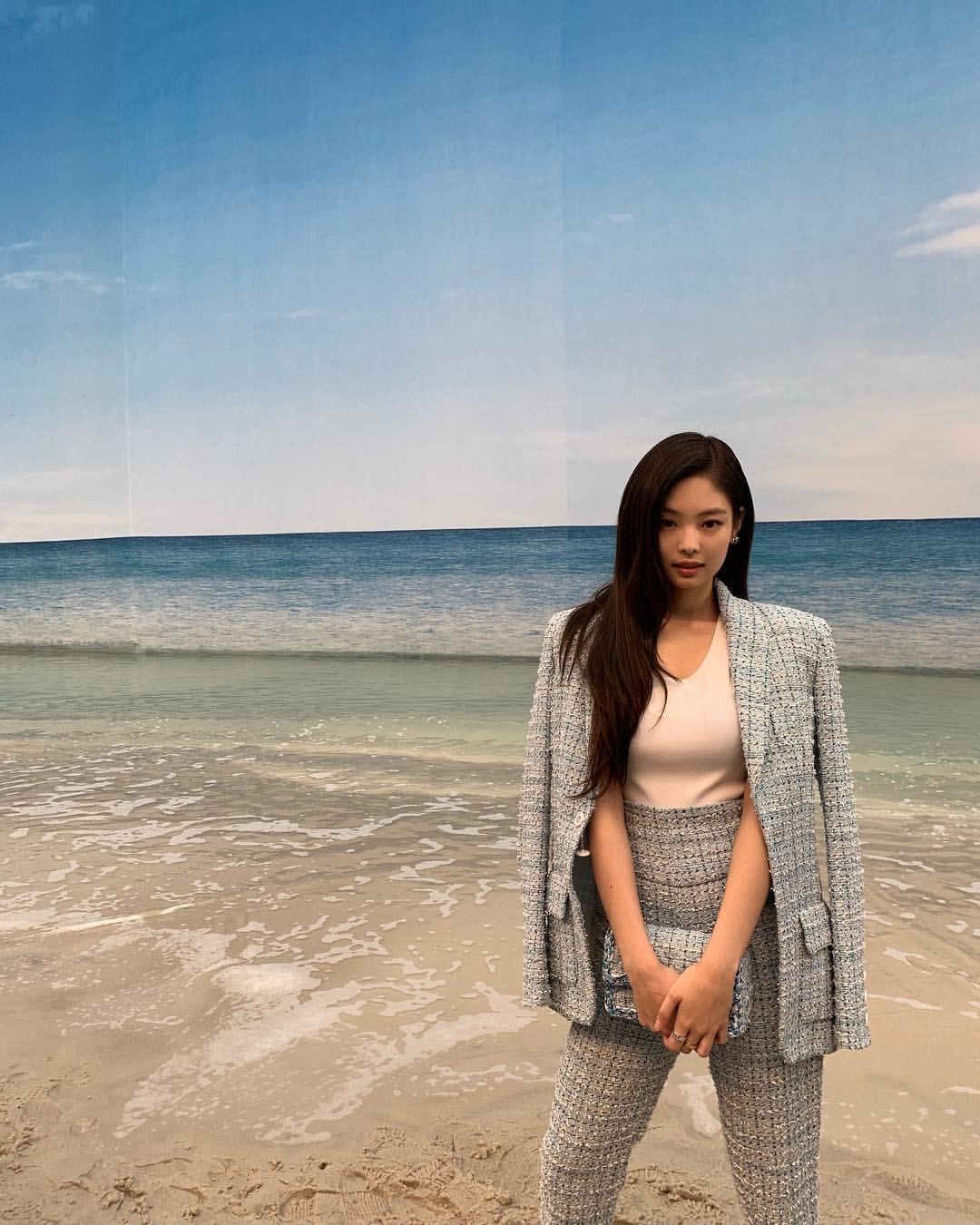 Blackpink Jennie身上強調腰線的高腰穿搭亦是顯高重點(IG@jennierubyjane)