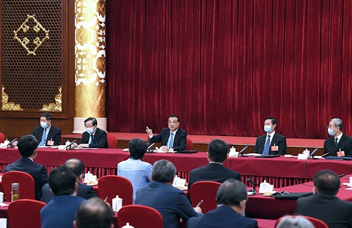 5月23日，中共中央政治局常委、國務院總理李克強看望出席全國政協十三屆三次會議的科協、科技界委員並參加討論。（中國政府網）