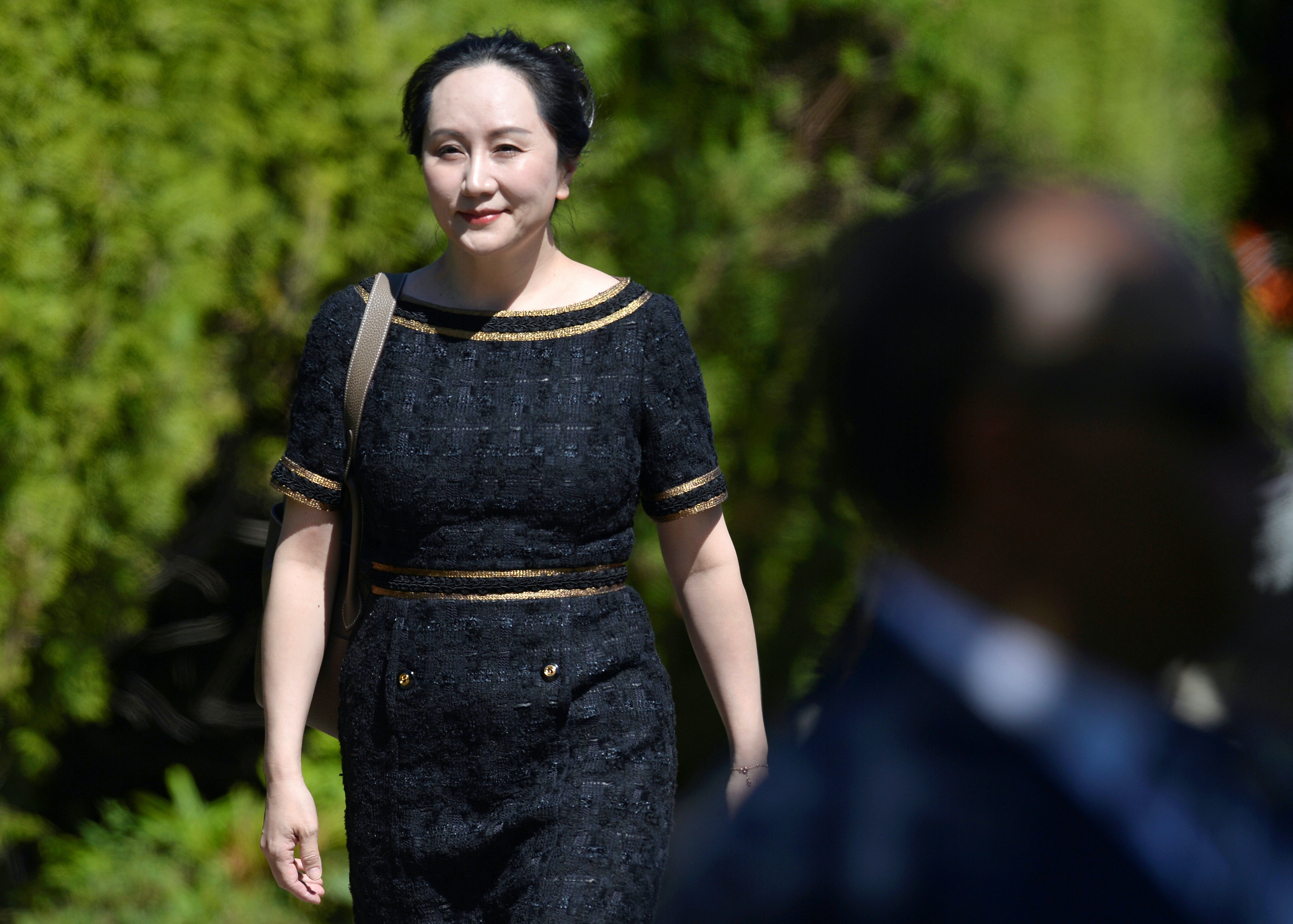 孟晚舟引渡案：加拿大卑詩省最高法院5月27日宣判，華為副董事長孟晚舟一案符合「雙重犯罪」標準，引渡聆訊將會繼續。圖為孟晚舟當日由住所離開時笑容滿面。（Reuters）