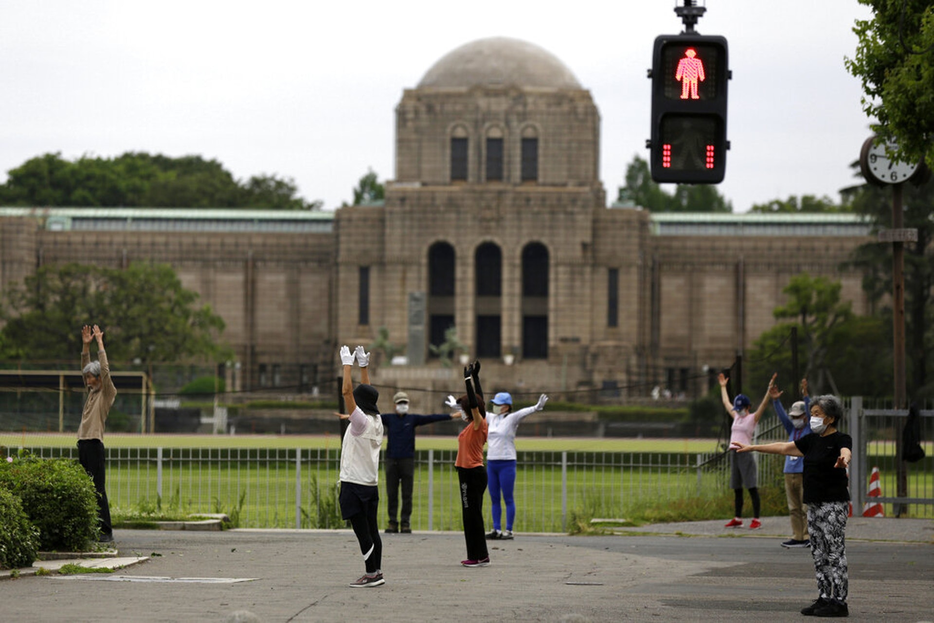 日本新冠肺炎疫情:圖為5月28日,日本東京的民眾在聖德紀念繪畫館前晨操時保持社交距離。(AP) 日本新冠肺炎疫情:圖為5月28日,日本東京的民眾在聖德紀念繪畫館前晨操時保持社交距離。(AP)