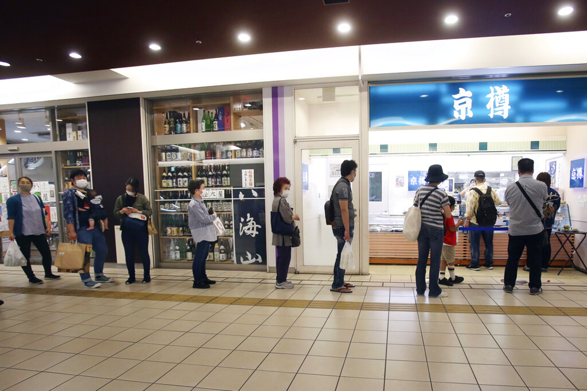 日本新冠肺炎疫情:圖為5月28日,日本橫濱的民眾排隊購買壽司時保持社交距離。(AP) 日本新冠肺炎疫情:圖為5月28日,日本橫濱的民眾排隊購買壽司時保持社交距離。(AP)