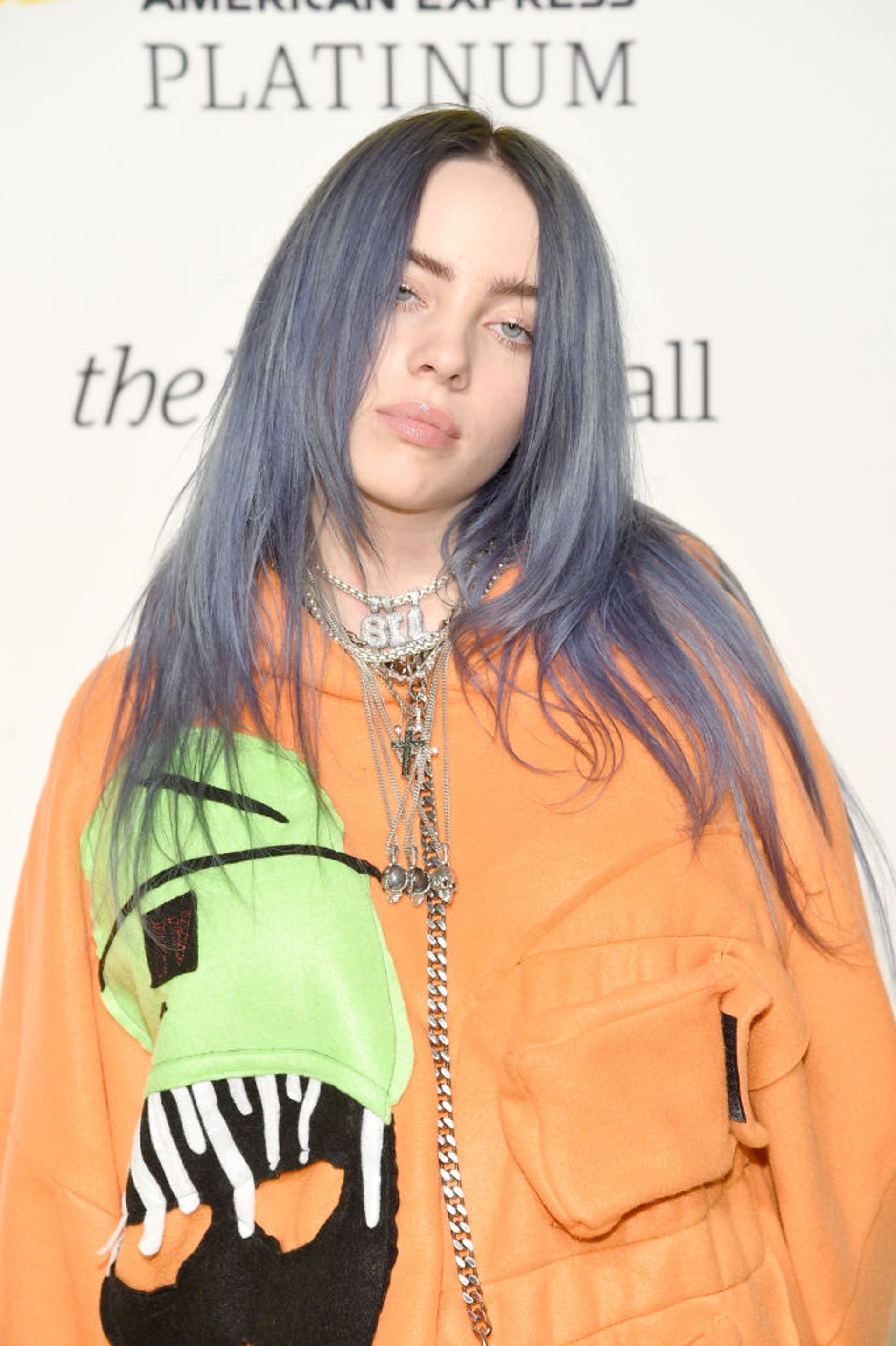 Billie Eilish】放棄招牌鬆身穿搭短片中脫衣是要反擊的是…