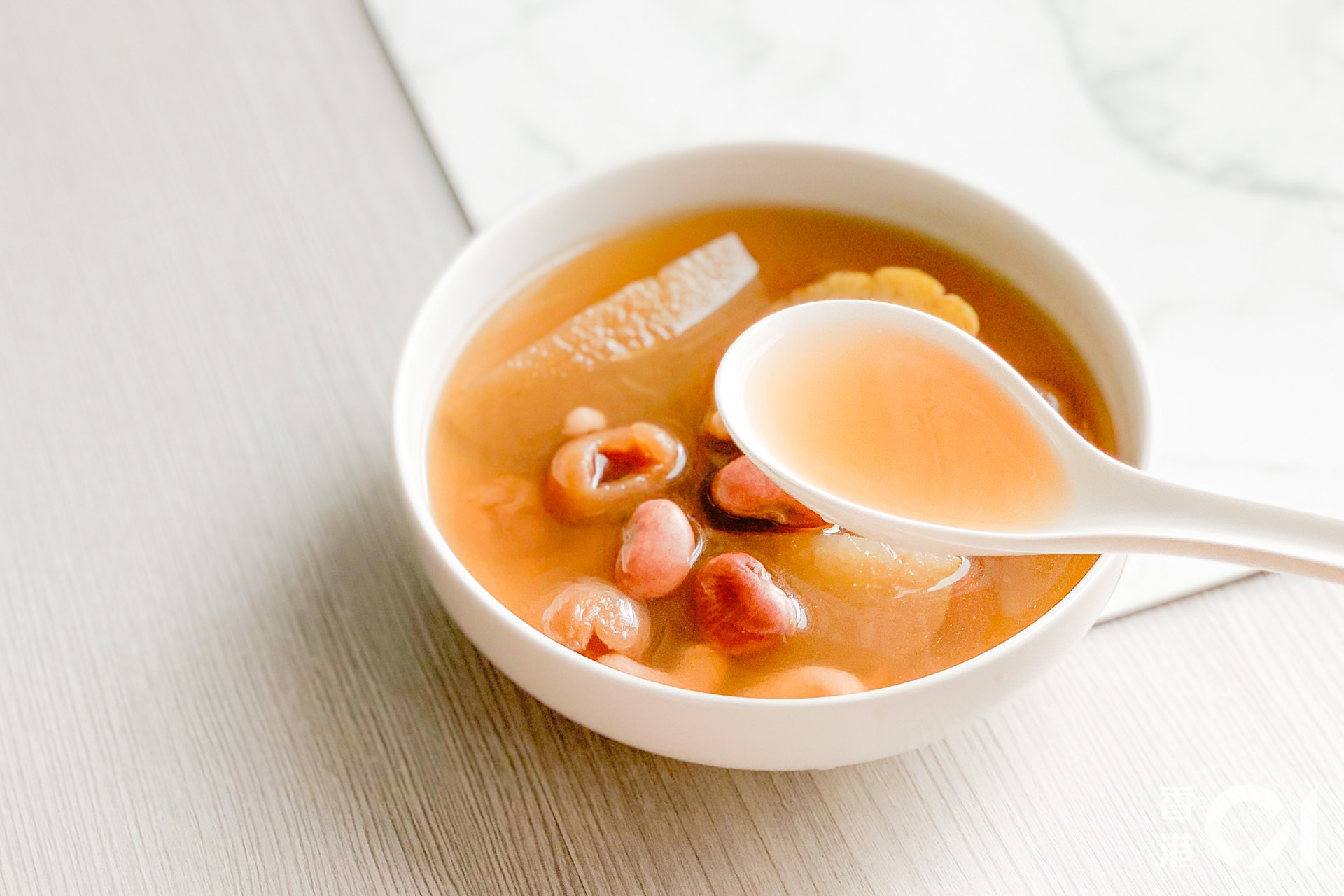 佛手瓜蘋果花豆湯,功效消暑祛濕,養血安神。湯水溫潤清甜,湯水平和,一家大細可飲。 佛手瓜蘋果花豆湯,功效消暑祛濕,養血安神。湯水溫潤清甜,湯水平和,一家大細可飲。