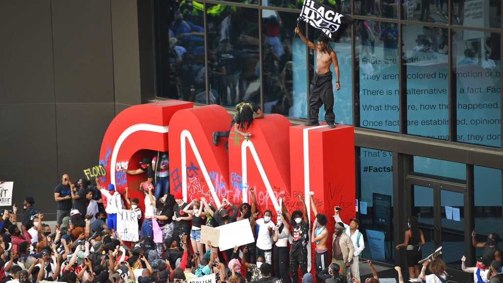 【美國示威】CNN亞特蘭大總部遭殃 示威者擊碎大樓玻璃兼擲鞭炮 【美國示威】CNN亞特蘭大總部遭殃 示威者擊碎大樓玻璃兼擲鞭炮