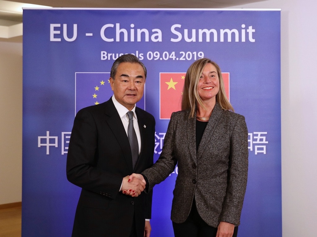 王毅（左）於2019年4月9日在比利時布魯塞爾出席中國歐盟領導人會議時，與歐盟外交與安全政策高級代表莫蓋里尼（Federica Mogherini）會晤。（新華社）