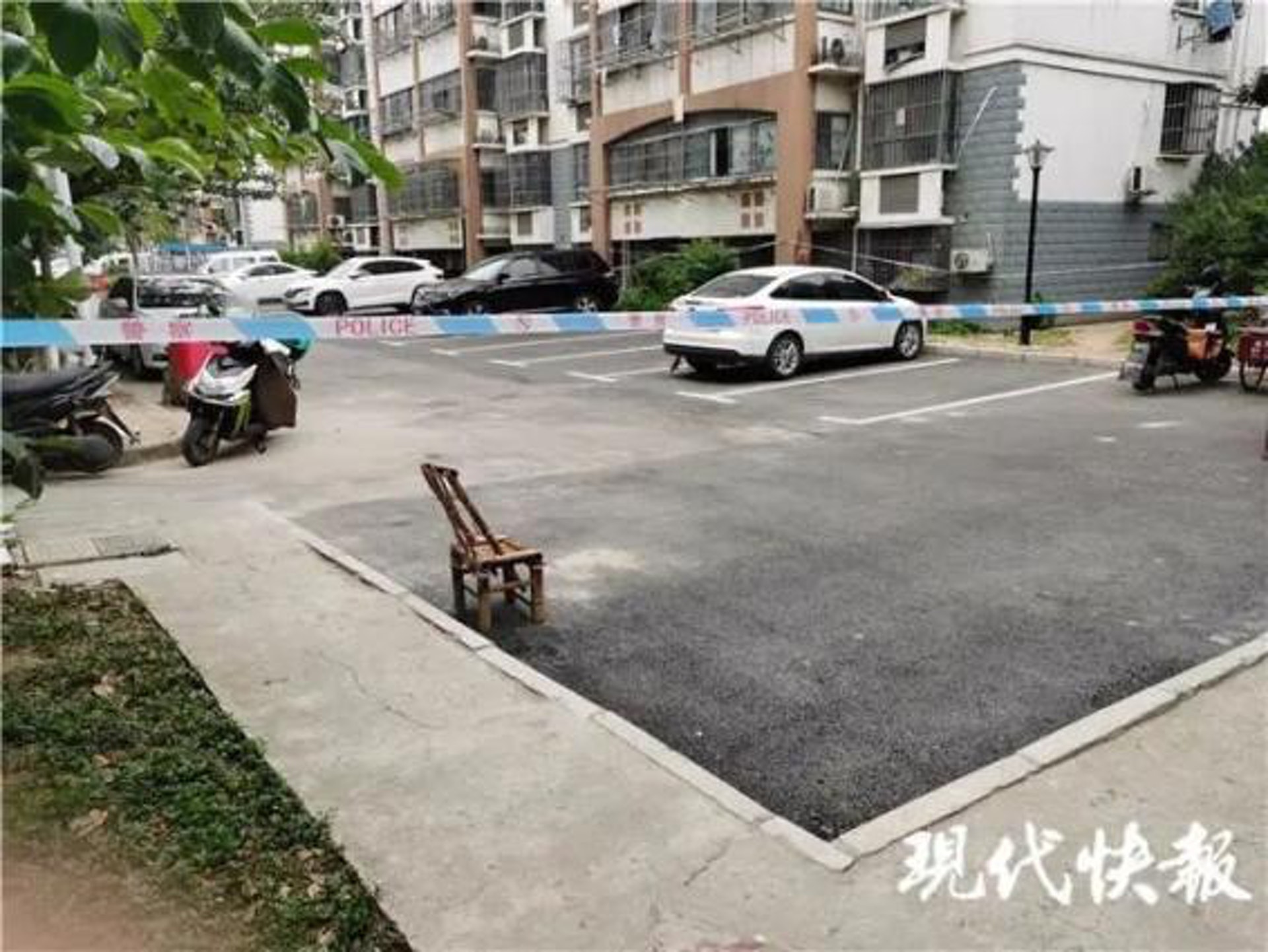 事發的住宅區拉起警戒線。(《現代快報》) 事發的住宅區拉起警戒線。(《現代快報》)