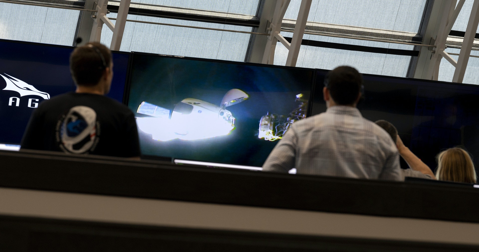 圖為5月31日,佛羅里達州甘迺迪太空中心(Kennedy Space Center)控制中心的工作人員正在監測對接情況。(美聯社)