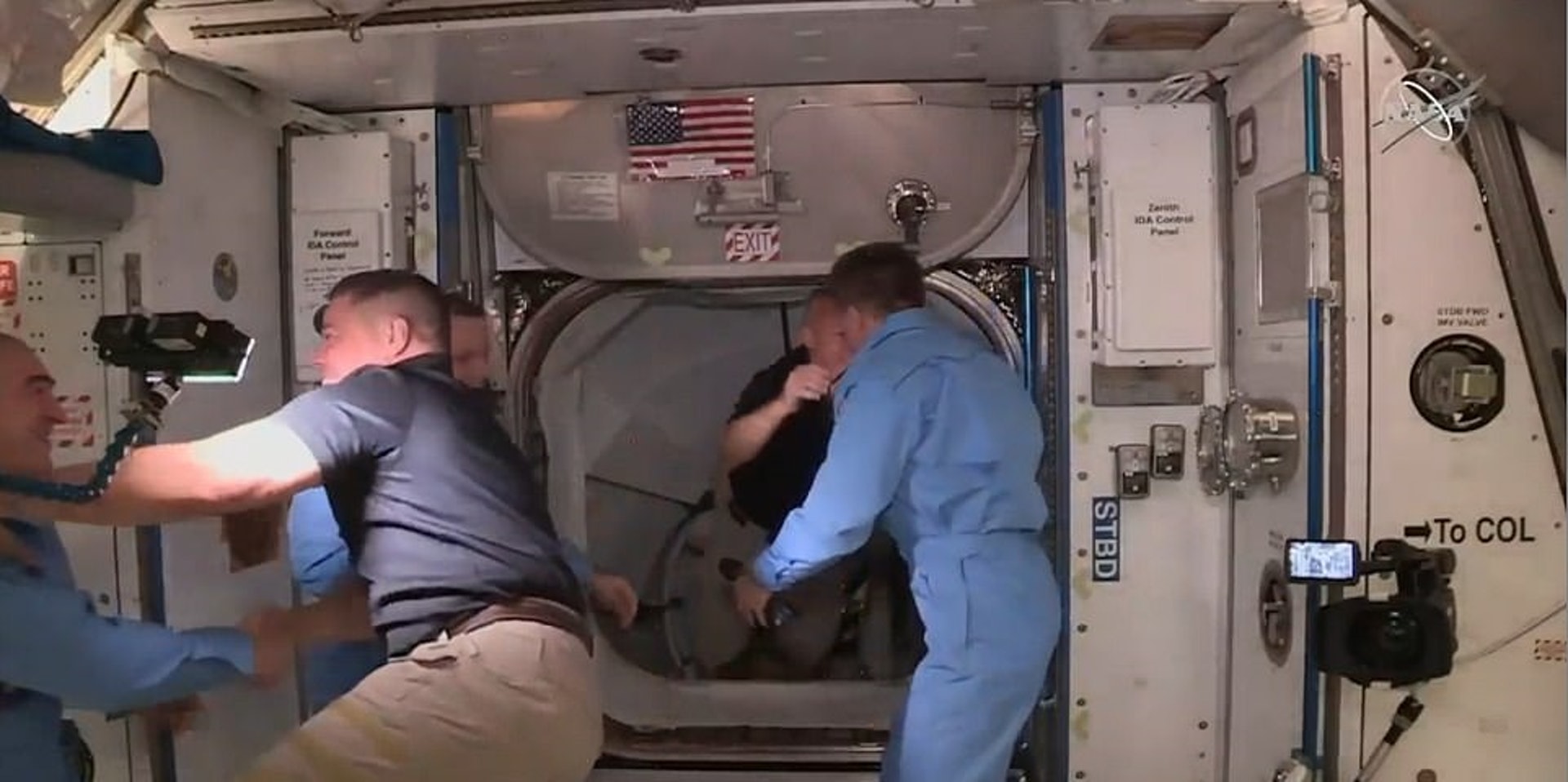 片段顯示,當赫爾利打算入艙內與其他太空人打招呼時,竟誤撞到前額。(Youtube影片截圖)