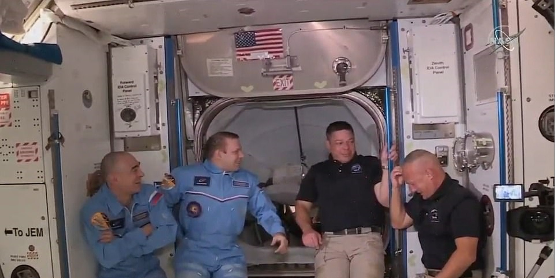 其後赫爾利更不斷用紙巾拭擦頭部。(Youtube影片截圖)