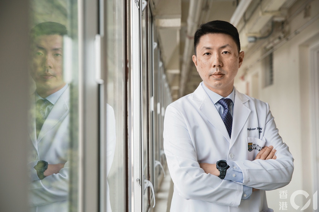 孔繁毅則指,若病人接受「通波仔」手術後病情稱定,觀察兩三個月後便可接種第二劑疫苗。(資料圖片/黃寶瑩攝) 香港男子接种科兴疫苗后心脏病发,专家称或与吸烟有关(组图) - 8