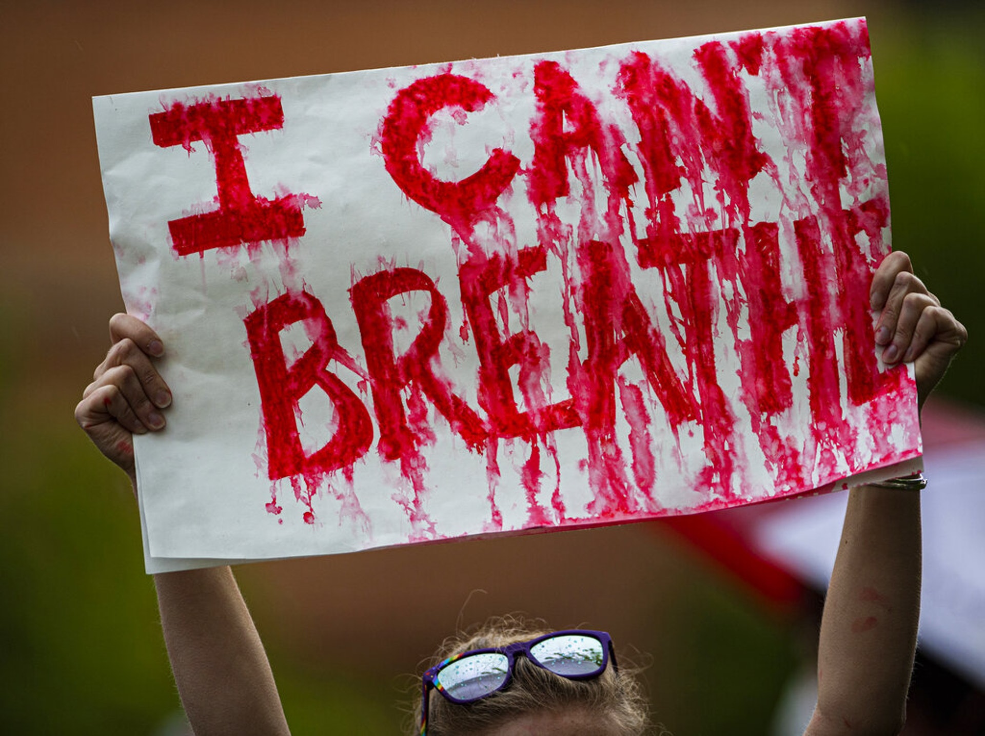 5月30日,美國科羅拉多州一名示威者在示威期間高舉寫着「我不能呼吸」的標語。(AP)