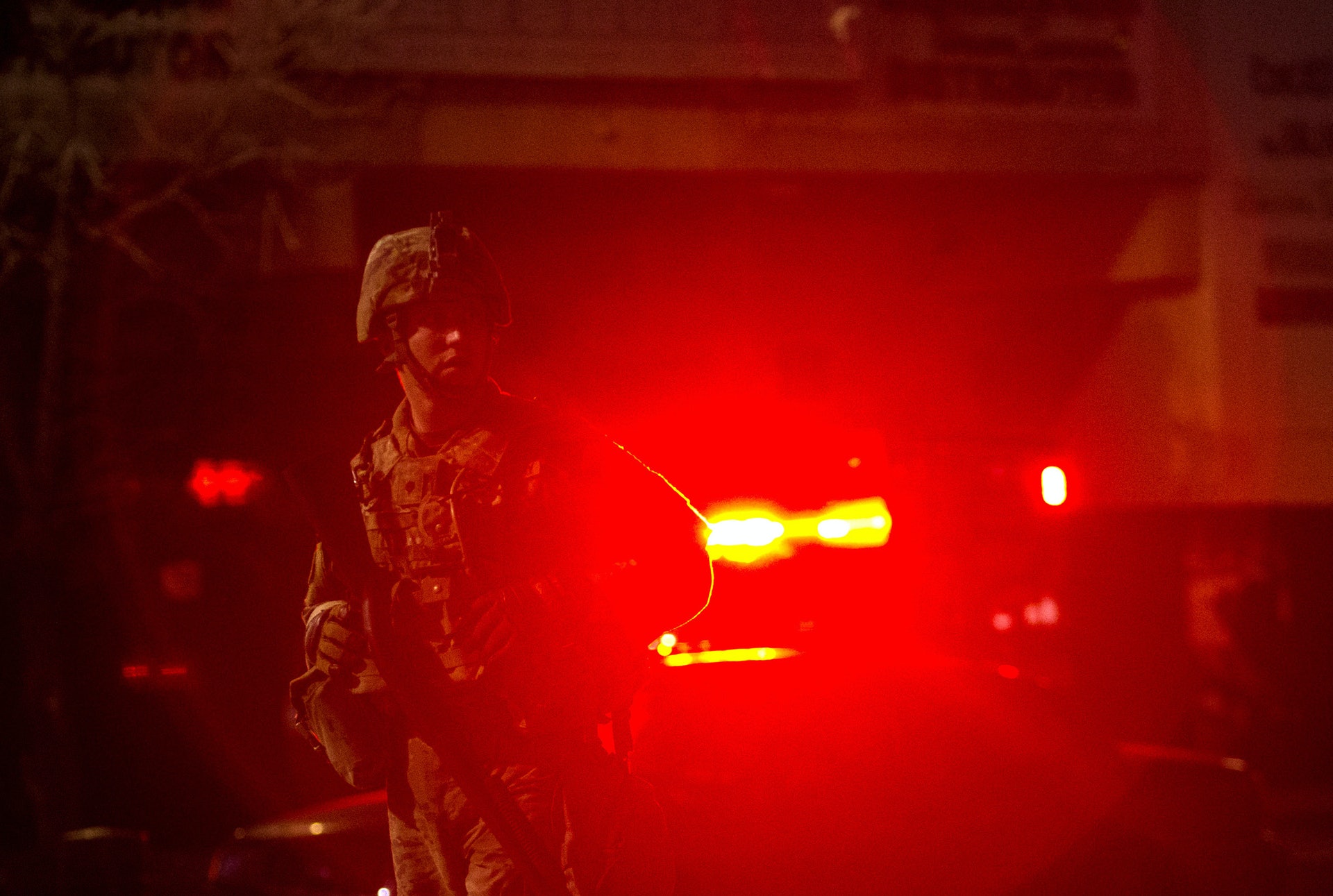 聯邦政府目前並未派遣軍隊協助平息動亂。圖中為國民警衛隊。(AP) 聯邦政府目前並未派遣軍隊協助平息動亂。圖中為國民警衛隊。(AP)