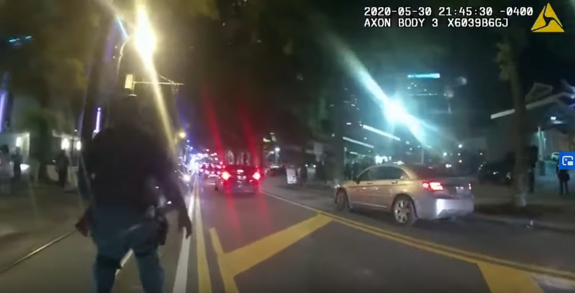 有影片顯示在亞特蘭大執行宵禁的警察用電擊槍射向兩名坐在車內的大學生,使他們無法動彈,再將之拖出車外。(YouTube@Freedom to Film)