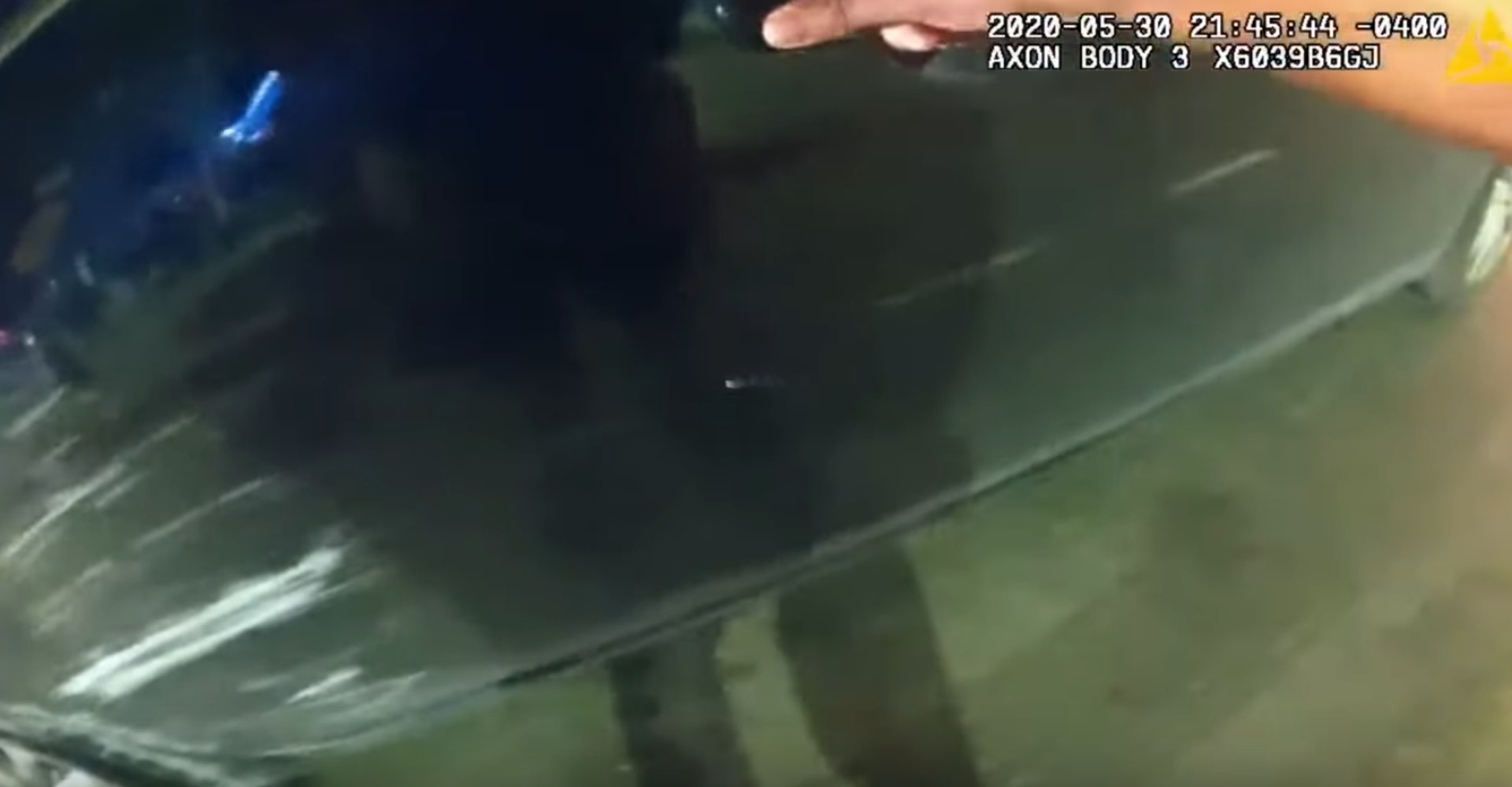 有影片顯示在亞特蘭大執行宵禁的警察用電擊槍射向兩名坐在車內的大學生,使他們無法動彈,再將之拖出車外。(YouTube@Freedom to Film)