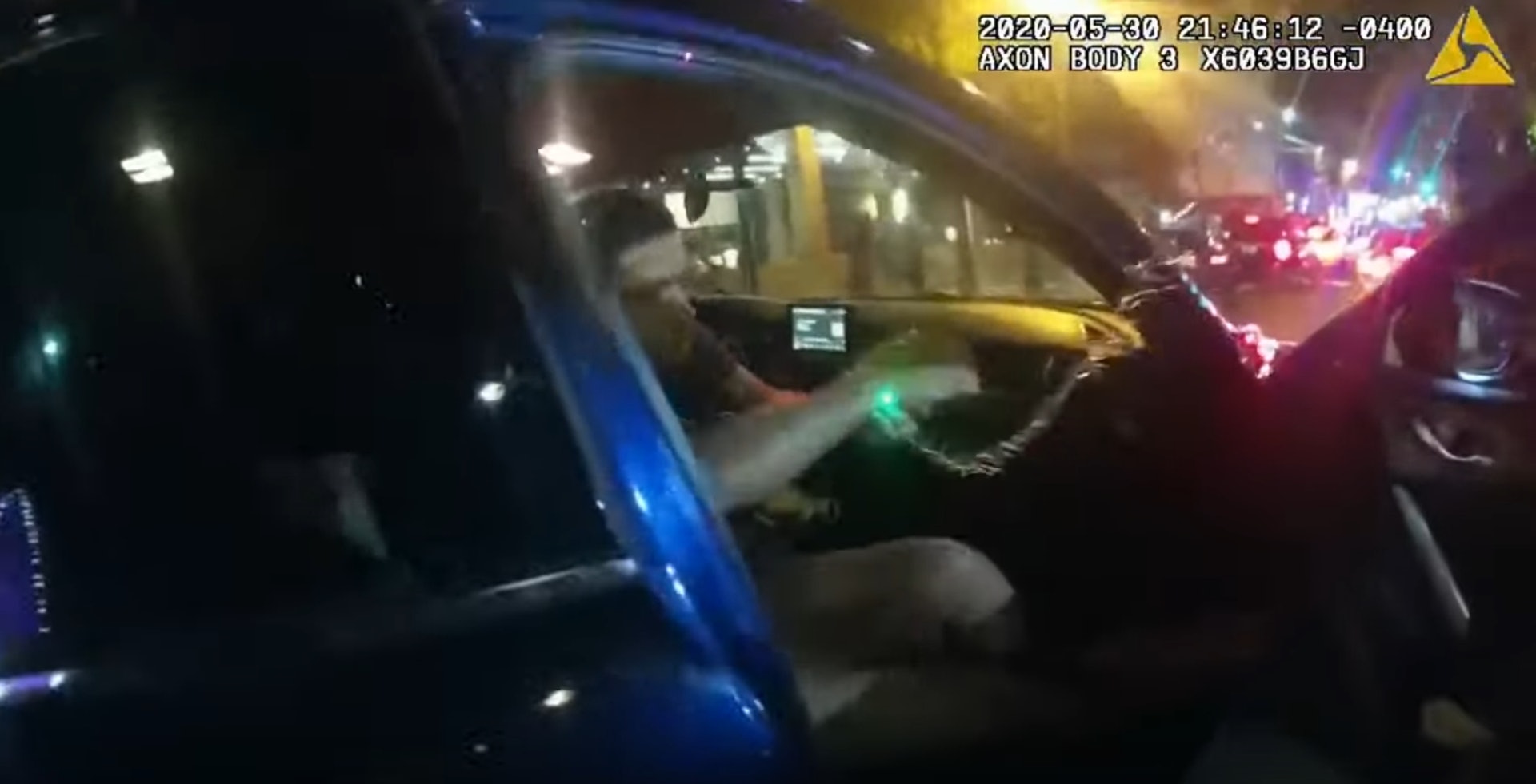 女大學生遭電槍制伏情形。(YouTube@Freedom to Film)