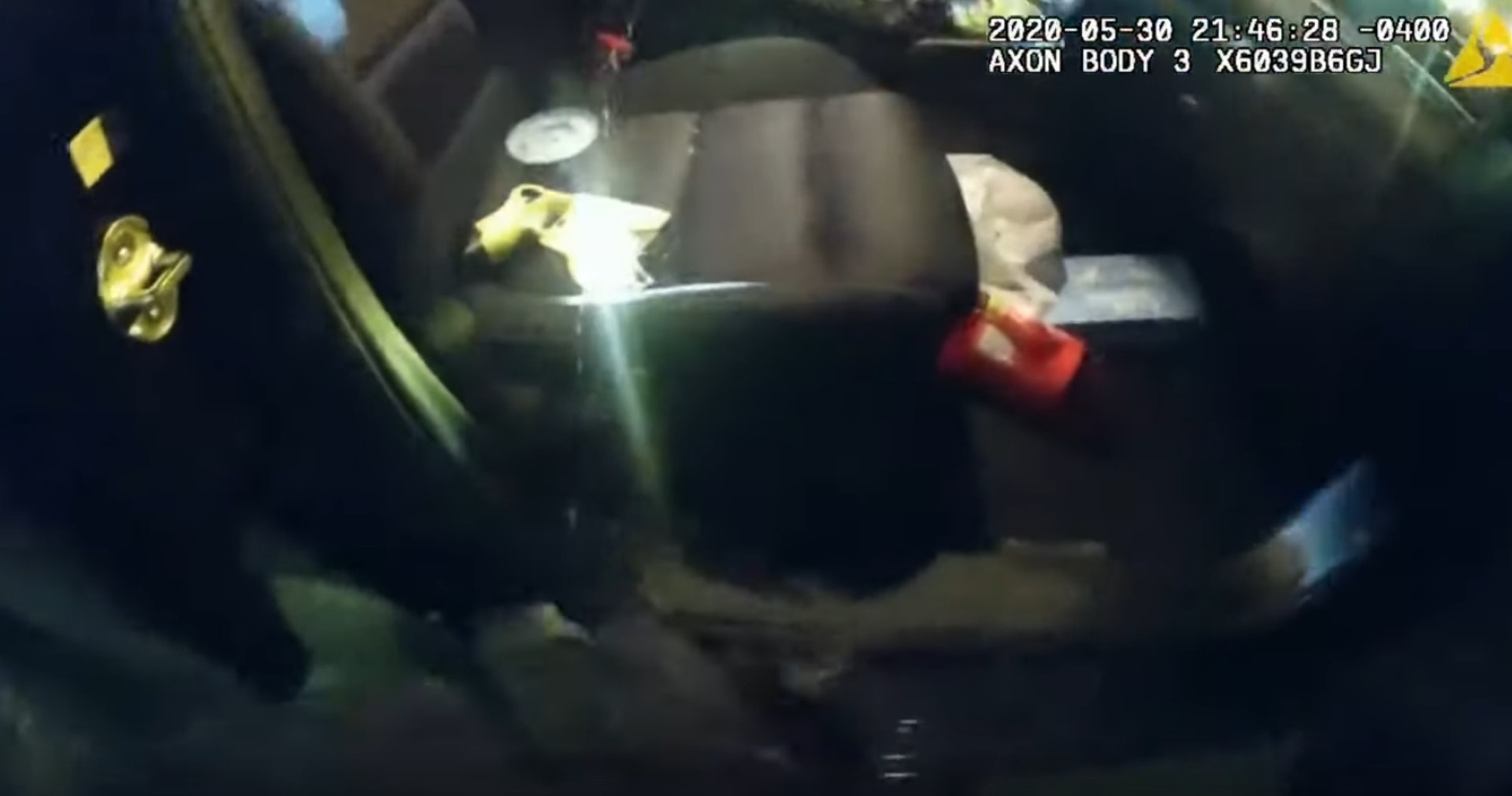 女大學生遭電槍制伏情形。(YouTube@Freedom to Film)