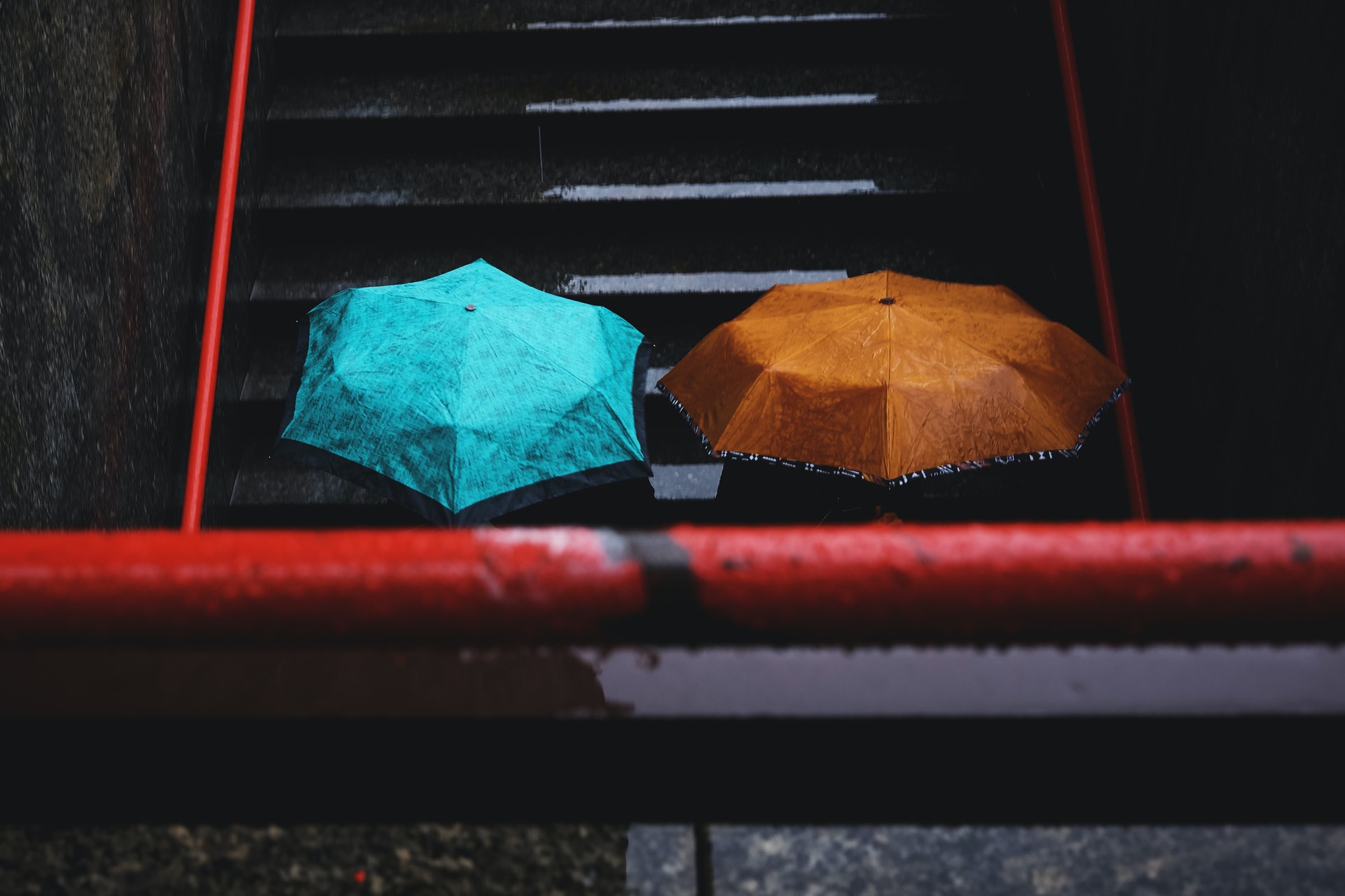 滂沱大雨下，即使打傘也不能避免弄濕身體。（lucabravo/unsplash）