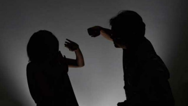 香港婦女中心協會常設婦女求助熱線服務，整理了前線社工接觸到的家庭暴力求助個案資料，單是2020年1月至3月便接獲34宗家暴相關求助，相較上一年同期的16宗，上升逾一倍。（資料圖片）