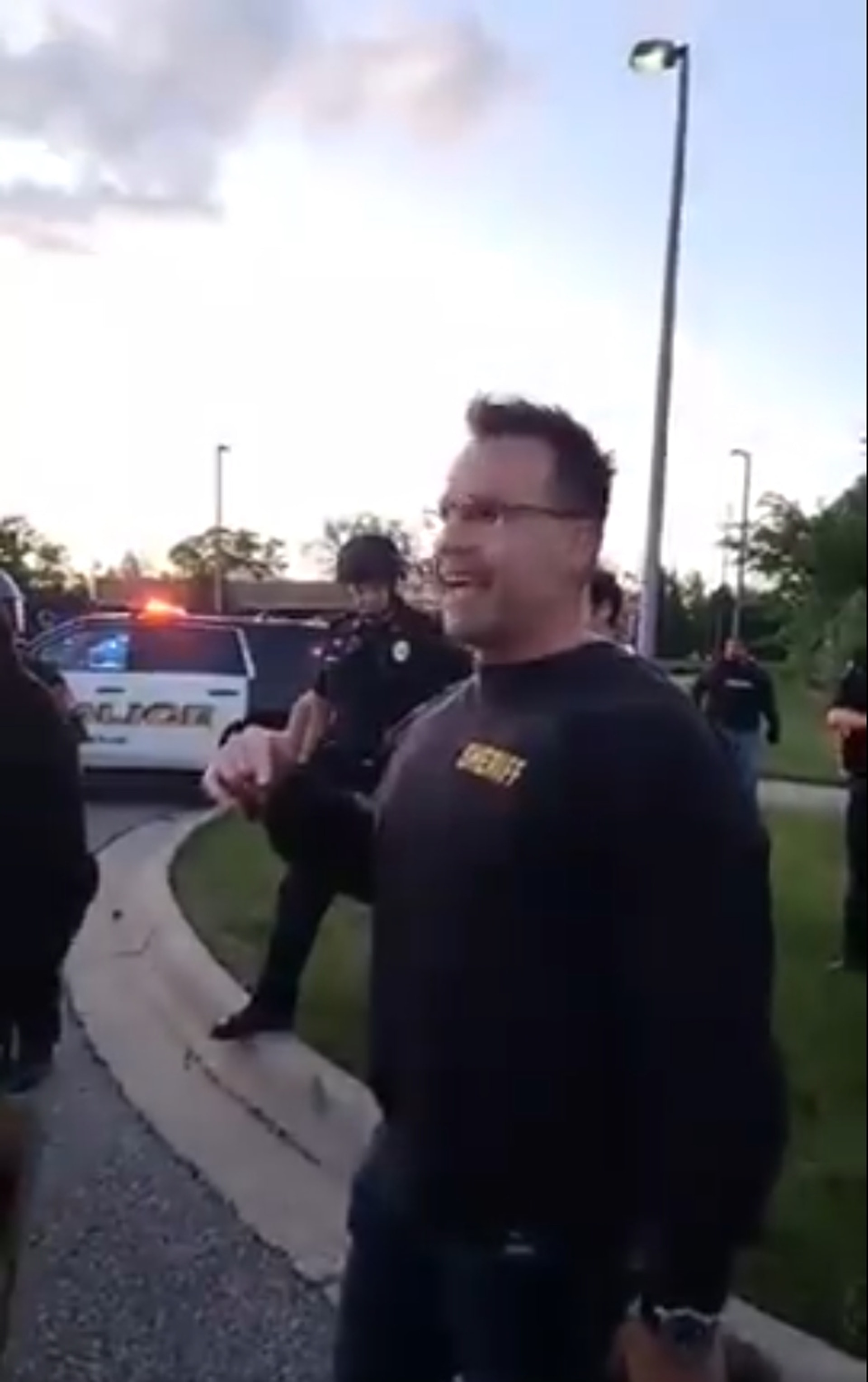 密歇根州一場示威抗議中,警長Chris Swanson脫下裝備與示威者對談。(Twitter@RexChapman) 密歇根州一場示威抗議中,警長Chris Swanson脫下裝備與示威者對談。(Twitter@RexChapman)