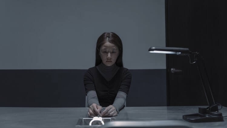 林心如在《誰是被害者》中飾演由印尼嫁到台灣，經歷了一段被家暴的婚姻的女性。（《誰是被害者》劇照）