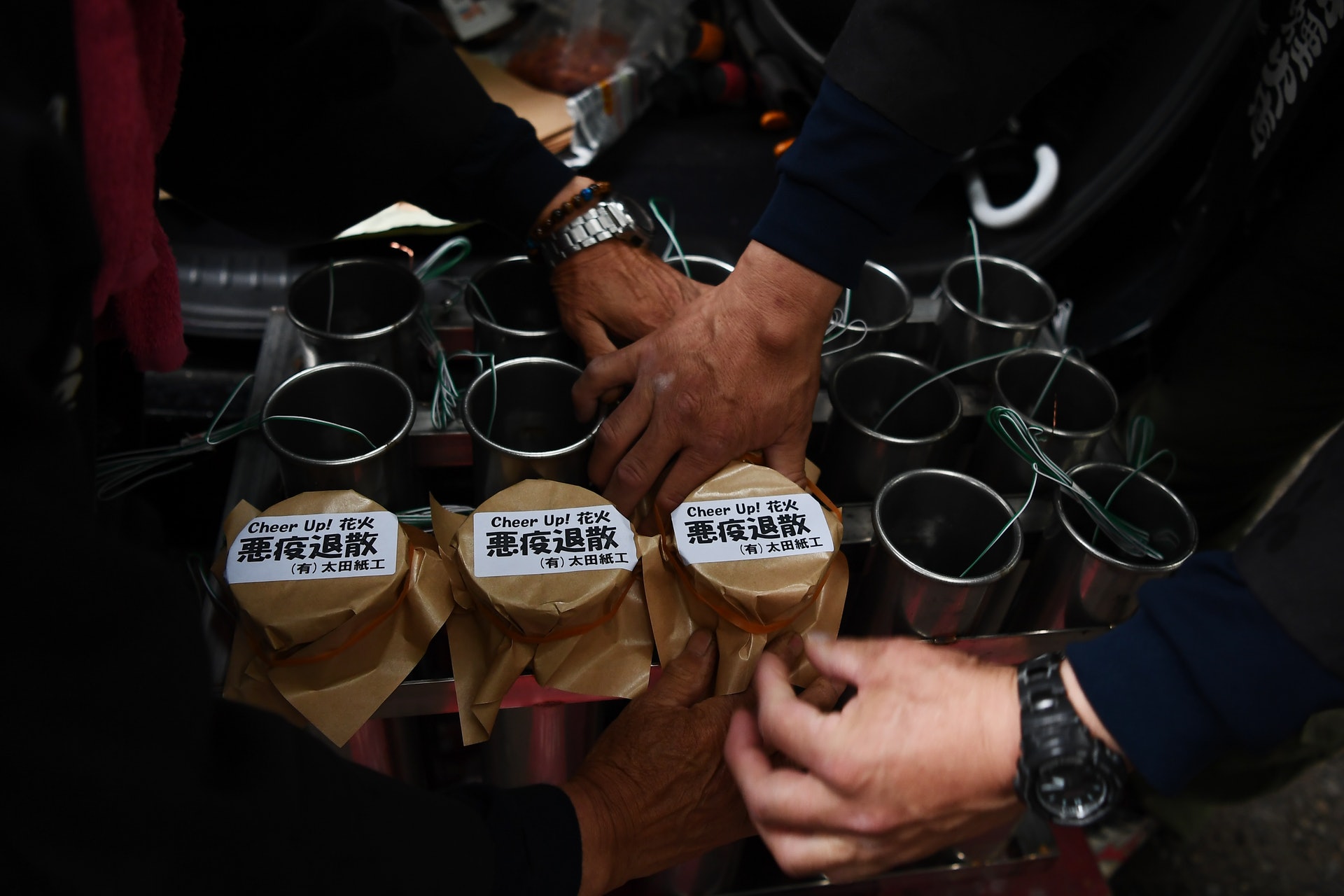 新冠肺炎:煙花的外套上寫着「惡疫退散」。圖為6月1日府中市的工作人員在處理準備燃放的煙花,並以印有祈願疫情消失字樣的紙張封口。(Getty) 新冠肺炎:煙花的外套上寫着「惡疫退散」。圖為6月1日府中市的工作人員在處理準備燃放的煙花,並以印有祈願疫情消失字樣的紙張封口。(Getty)