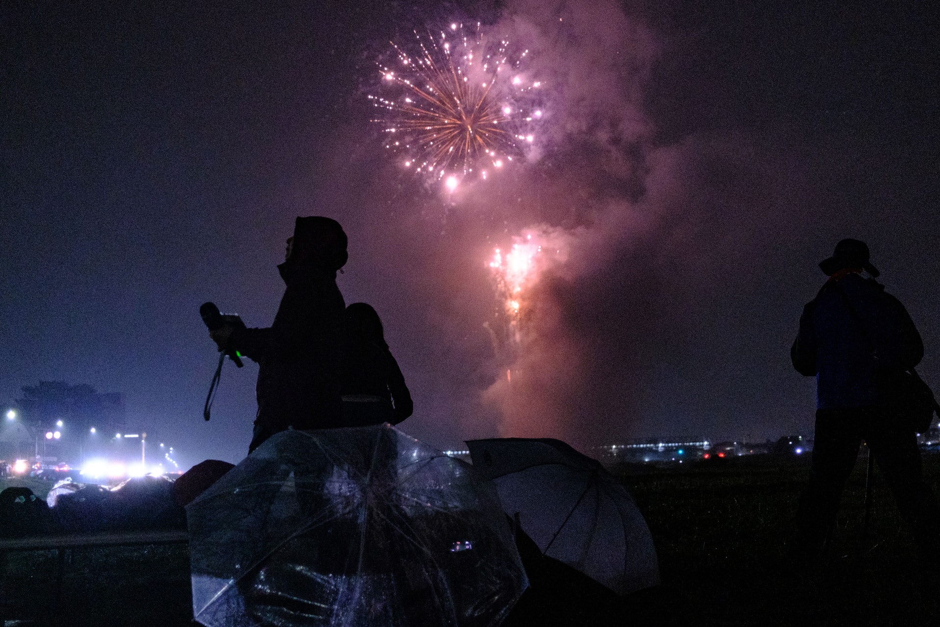 新冠肺炎:圖為6月1日,府中市多摩川,人們看見遠處正在放煙花。(Getty)