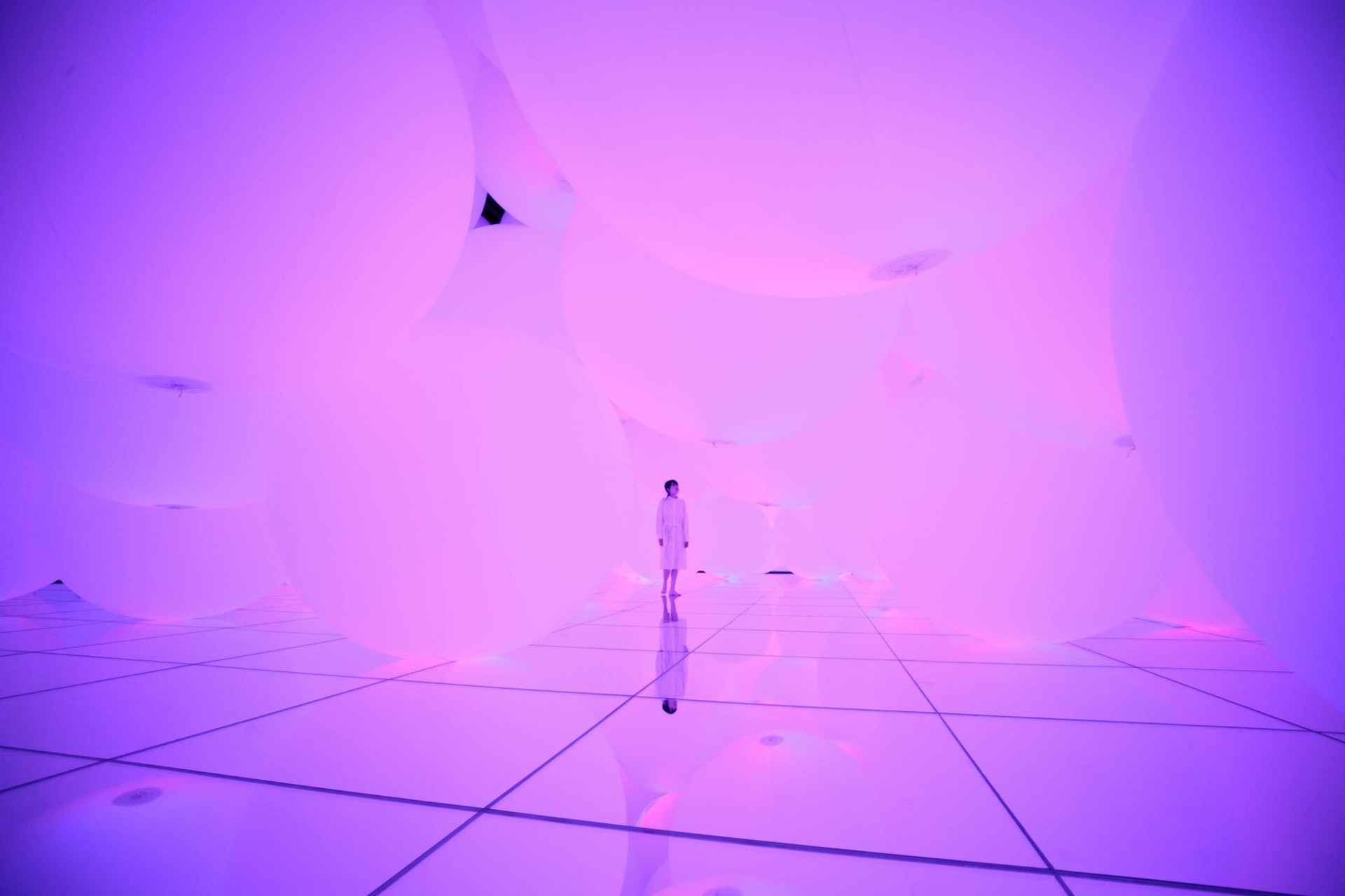 《擁有自我意識的變化空間,擴張的立體存在 - 被平面化的3種顏色與曖昧的9種色彩,自由飄浮》展區(teamLab圖片) 《擁有自我意識的變化空間,擴張的立體存在 - 被平面化的3種顏色與曖昧的9種色彩,自由飄浮》展區(teamLab圖片)