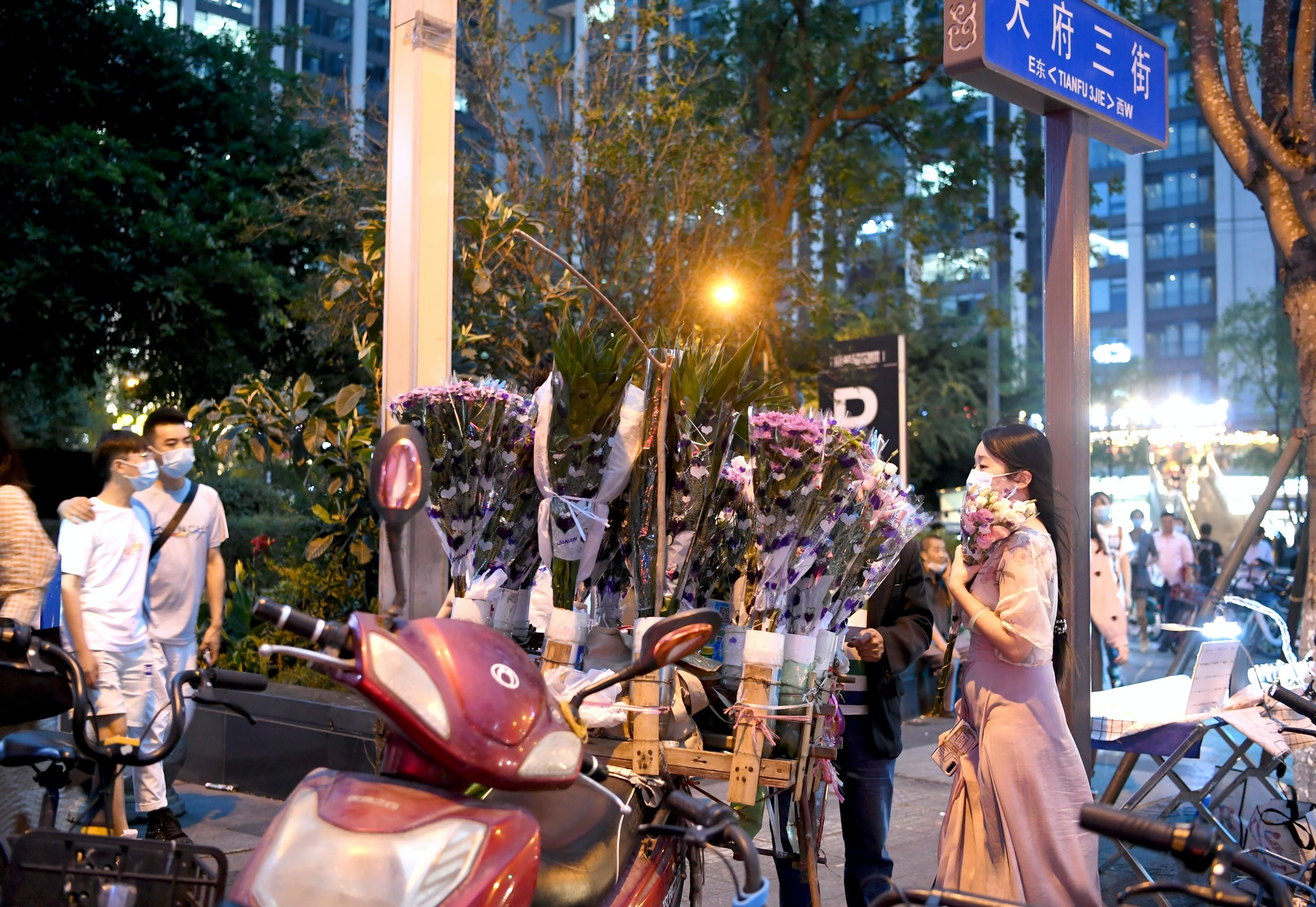 成都夜市攤檔吸引路人駐足。(中新社) 成都夜市攤檔吸引路人駐足。(中新社)