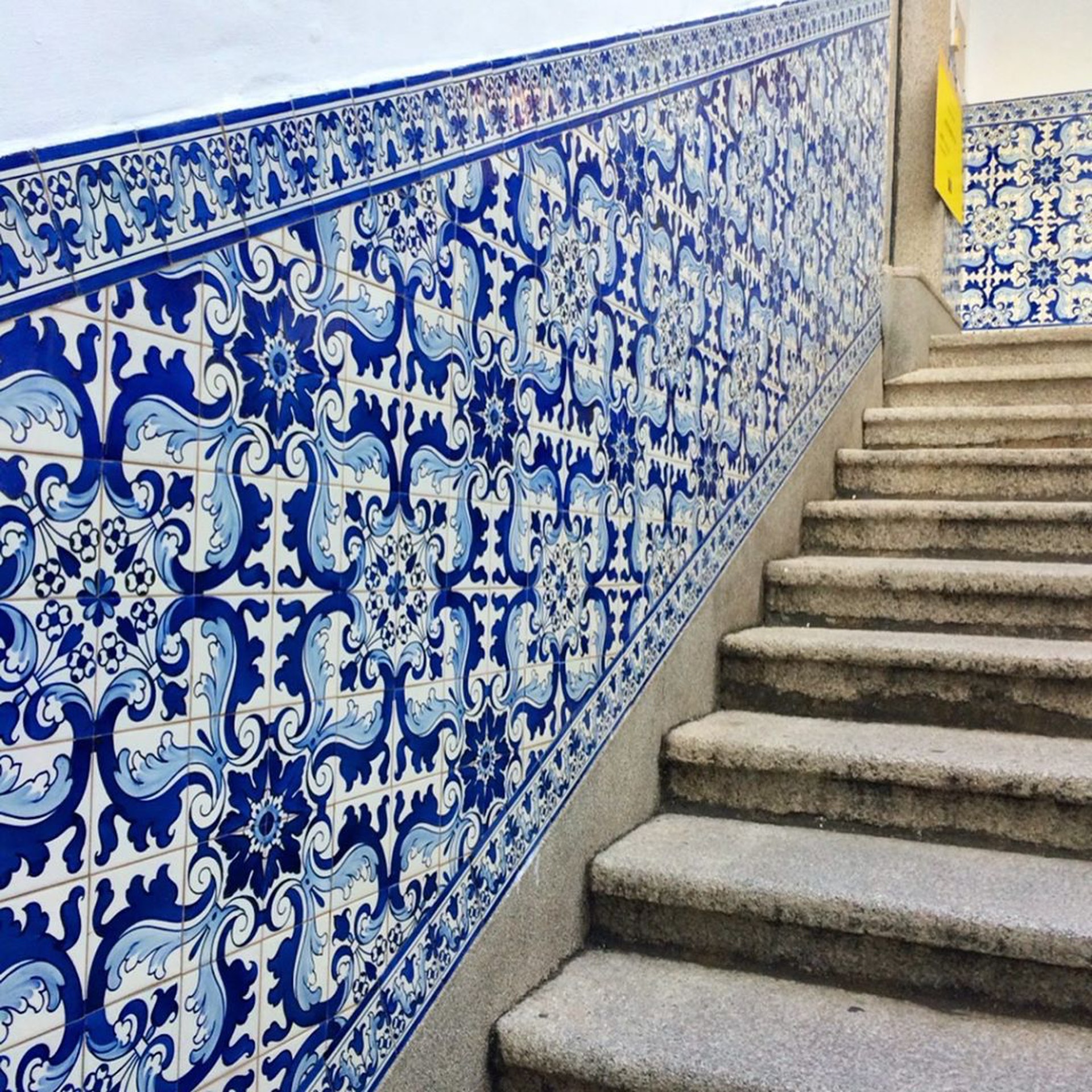 仍然保留葡萄牙風格的藍白色磁磚。(ig@ viajera_ayako)