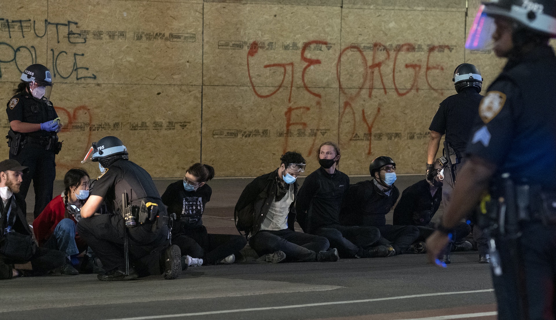 美國示威:圖為6月2日,紐約市晚上8時開始宵禁期間,有示威者被警方拘捕。(AP) 美國示威:圖為6月2日,紐約市晚上8時開始宵禁期間,有示威者被警方拘捕。(AP)