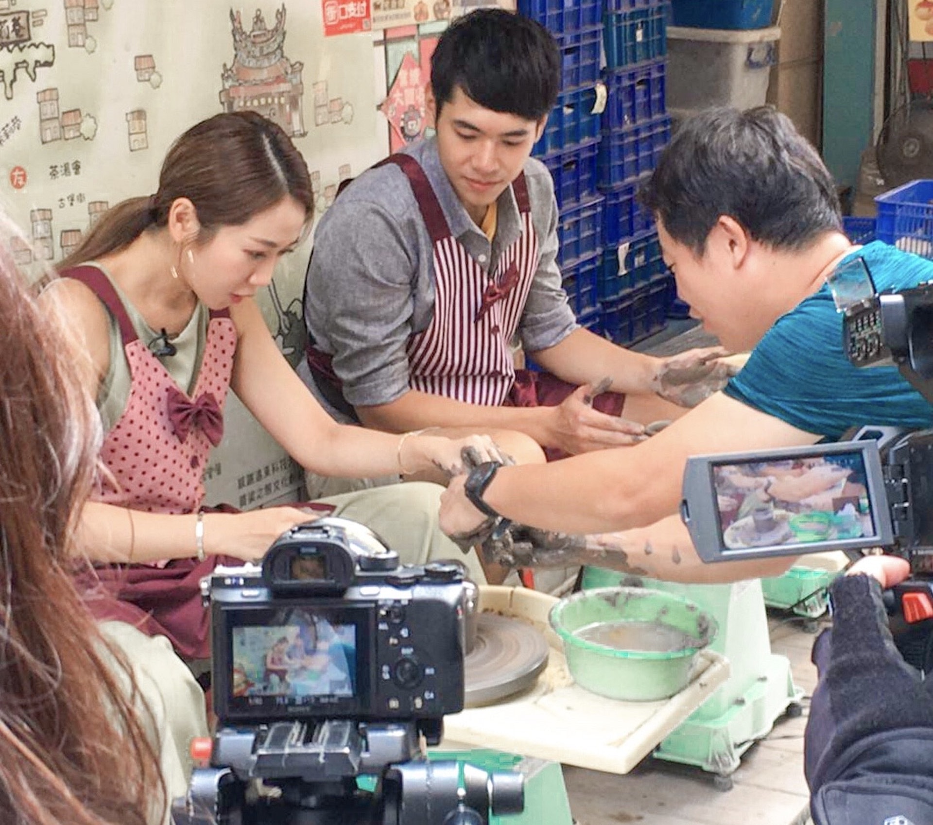 Jessica與拍檔蕭新亭學整陶瓷。
