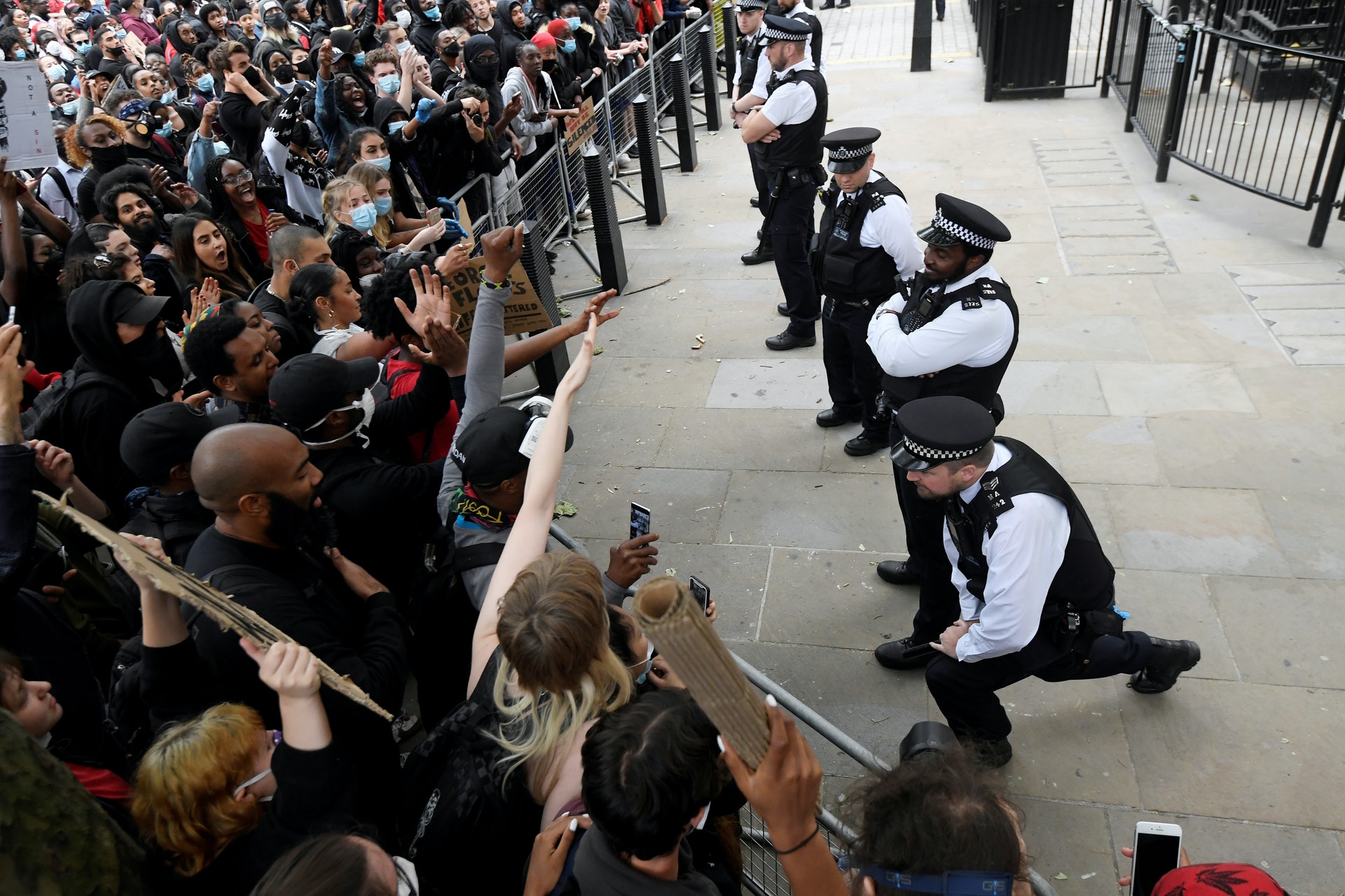 圖為6月3日，英國倫敦有人發起行動聲援美國示威，有警員單膝跪下加入抗議。（Reuters）