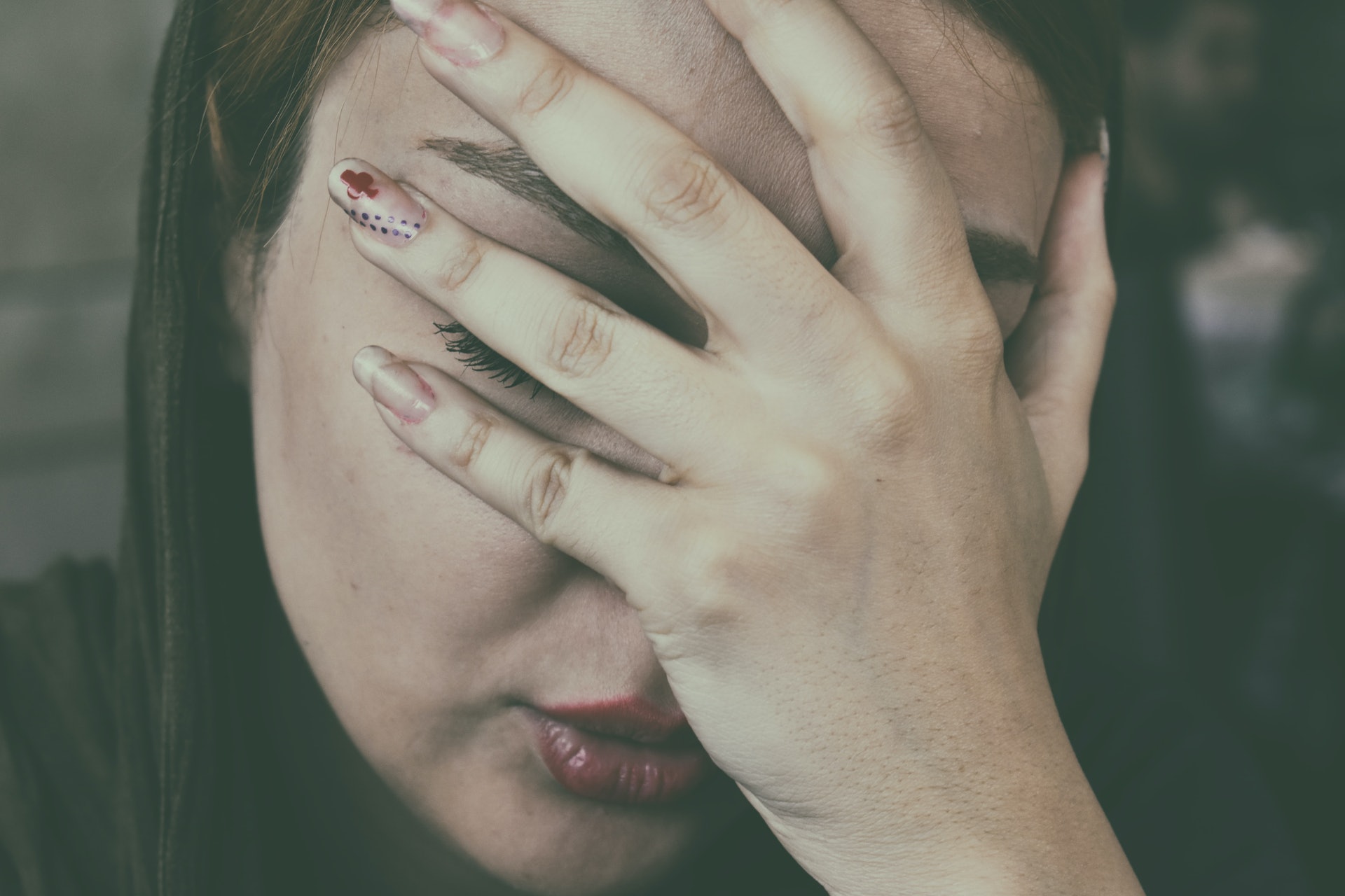 眼袋除了因休息不足可致,體虛亦是成因之一!(mehrpouya/unsplash) 眼袋除了因休息不足可致,體虛亦是成因之一!(mehrpouya/unsplash)