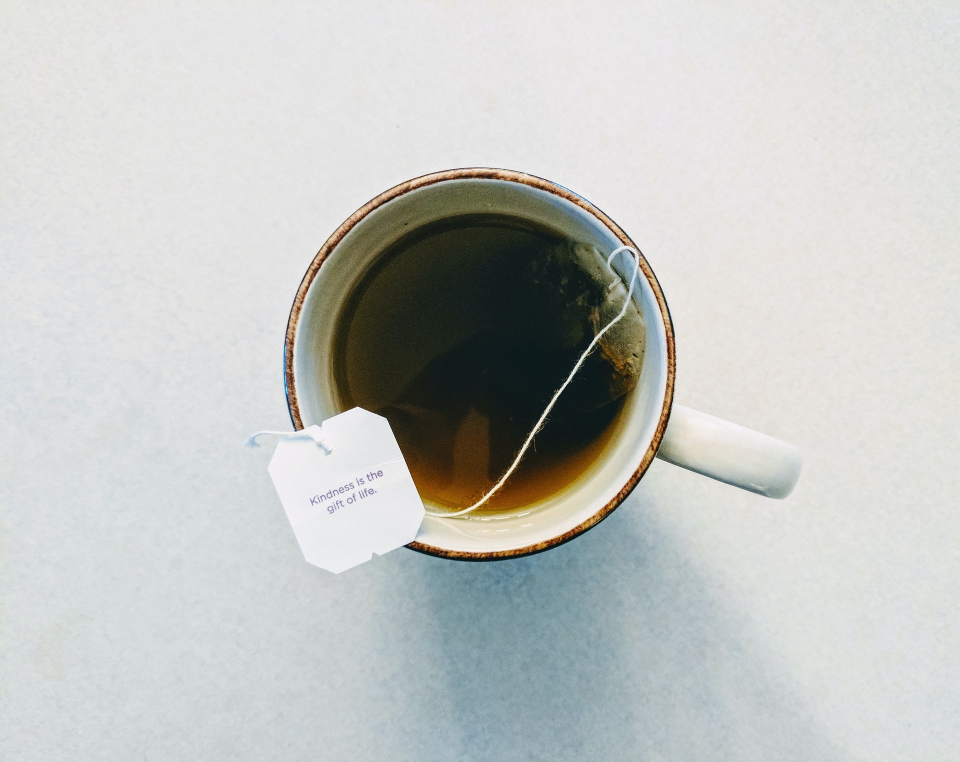茶包在眼睛上使用有益處?(replicantman/unsplash) 茶包在眼睛上使用有益處?(replicantman/unsplash)