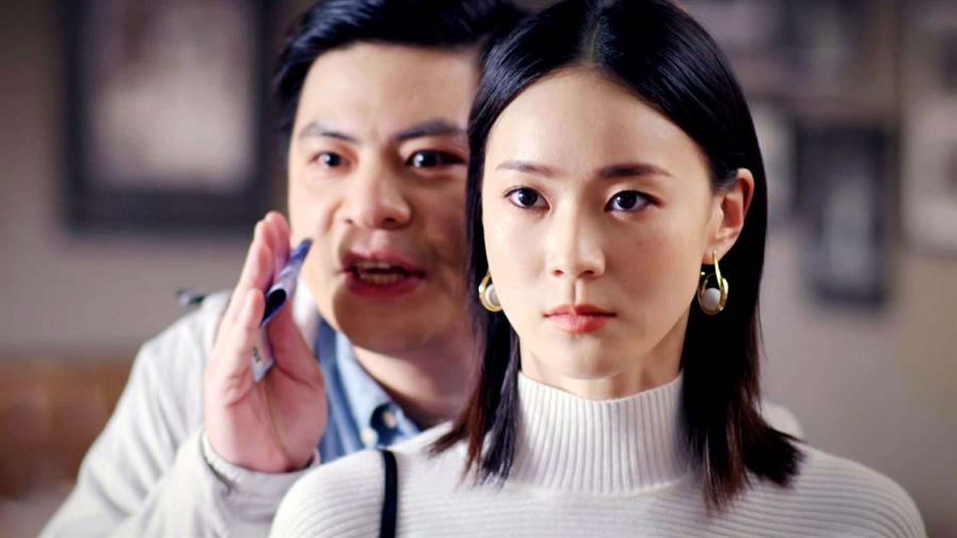 聰明的打工仔應該要清楚了解在職場上什麼話可以說,什麼話萬萬不能說。《跟鯊魚接吻》劇照 聰明的打工仔應該要清楚了解在職場上什麼話可以說,什麼話萬萬不能說。《跟鯊魚接吻》劇照