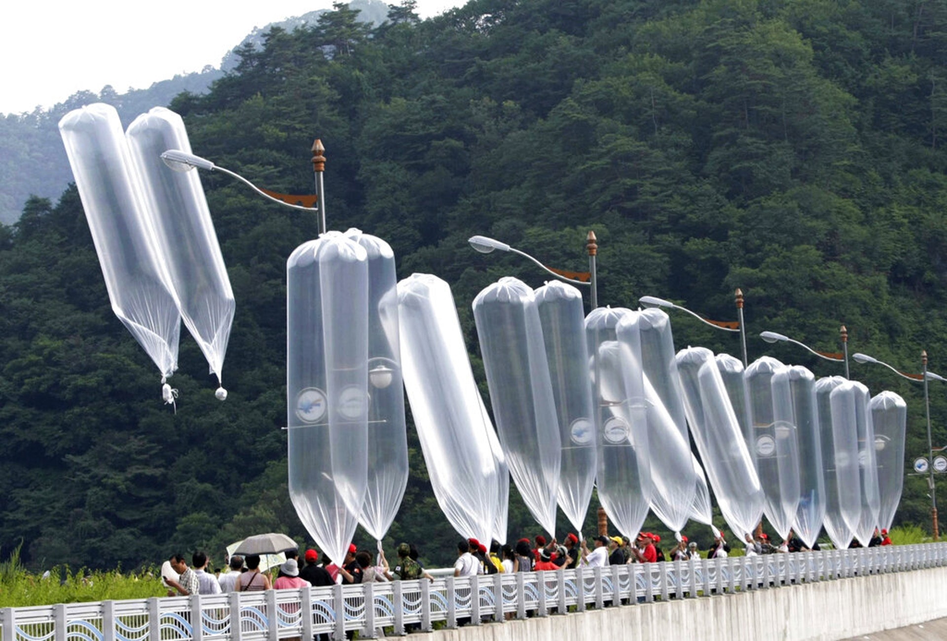 韓朝關係:朝鮮領袖金正恩的胞妹金與正6月4日譴責脫北者在韓朝邊境發反朝傳單。圖為韓國保守派社運人士2010年7月29日在華川集會時放氣球,這些氣球上綁着譴責朝鮮前領導人金正日的傳單。(AP) 韓朝關係:朝鮮領袖金正恩的胞妹金與正6月4日譴責脫北者在韓朝邊境發反朝傳單。圖為韓國保守派社運人士2010年7月29日在華川集會時放氣球,這些氣球上綁着譴責朝鮮前領導人金正日的傳單。(AP)