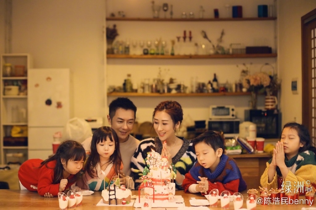 陳浩民與內地女星蔣麗莎在2011年結婚,育有三女一子,今日驚傳婚變。(微博@陳浩民Benny)