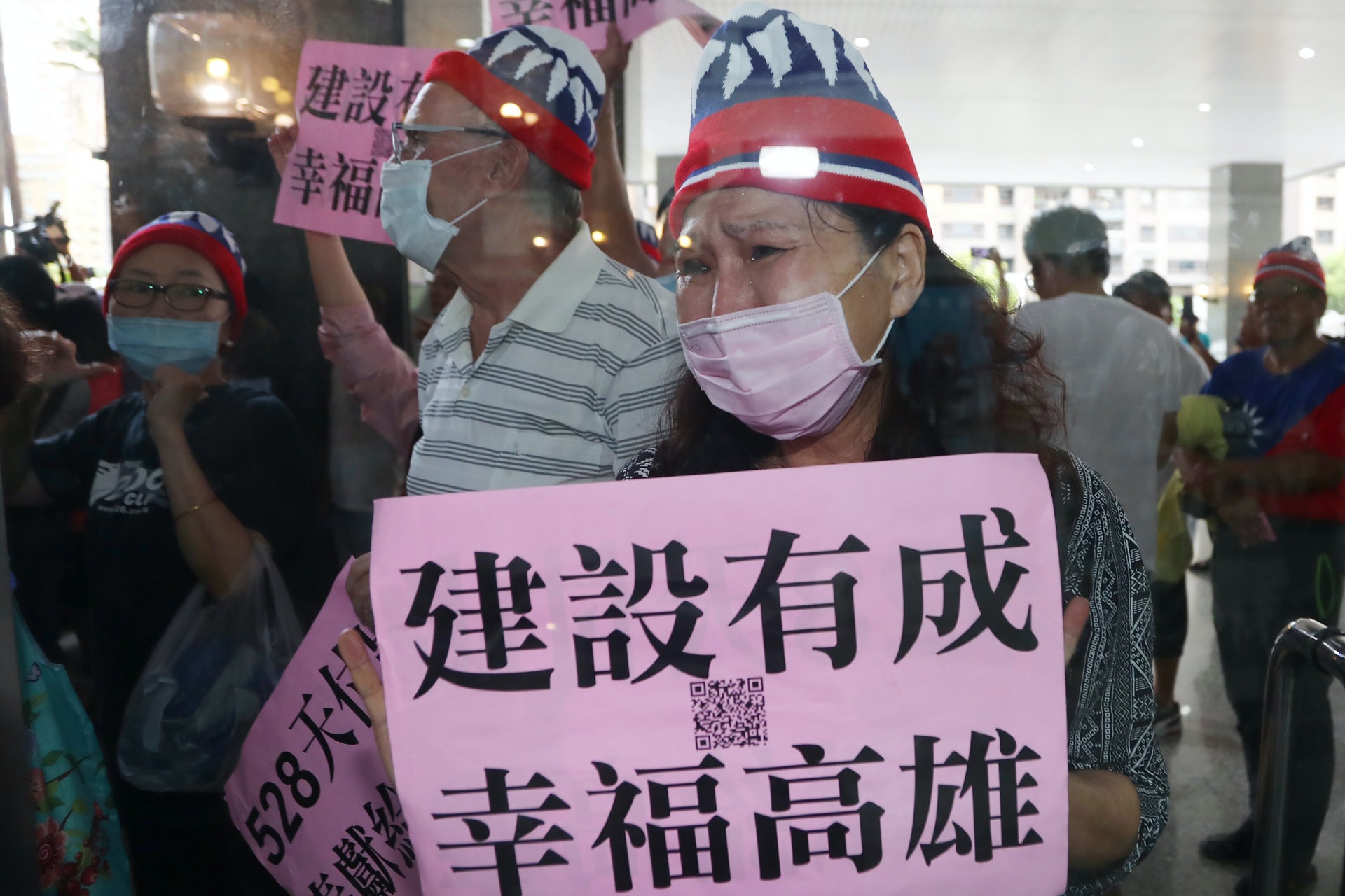 圖輯 韓國瑜市長之位得而復失 韓粉崩潰痛哭罷韓群眾興奮歡呼 圖輯 韓國瑜市長之位得而復失 韓粉崩潰痛哭罷韓群眾興奮歡呼