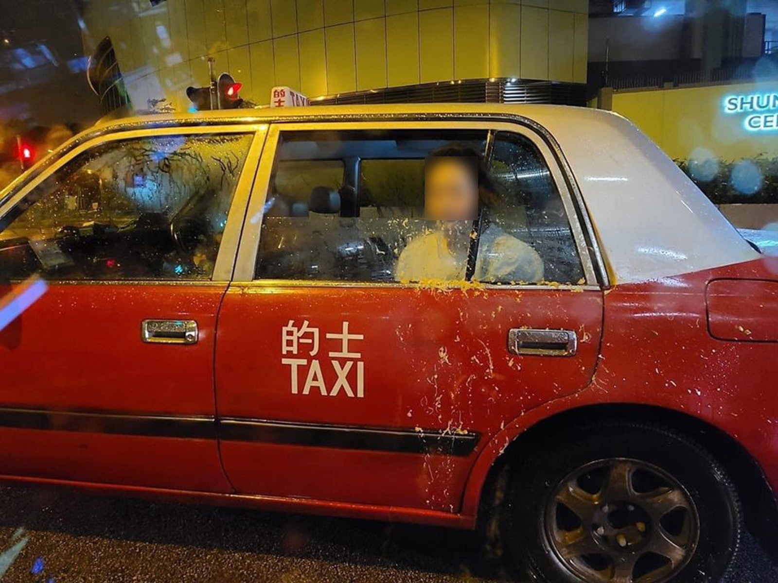 女乘客車窗托頭向外狂嘔嘔吐物依附車身勁噁心網民 降魔的 香港times 女乘客車窗托頭向外狂嘔嘔吐物依附車身勁噁心網民 降魔的 香港times