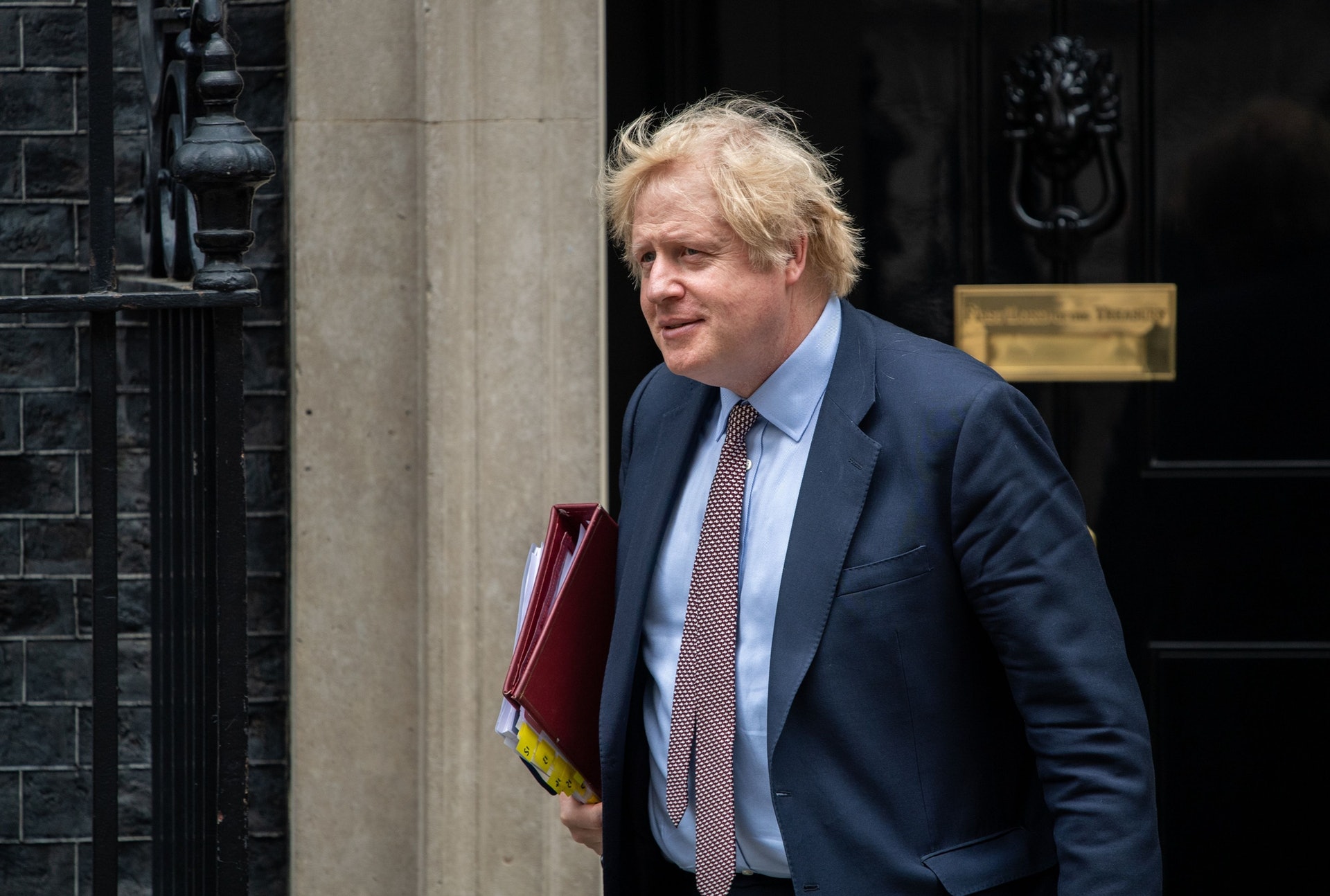 英國頒新措施:報道指約翰遜將頒布新措施,防止外國企業收購英國公司。圖攝於6月3日,約翰遜在首相府前走過。(Getty) 英國頒新措施:報道指約翰遜將頒布新措施,防止外國企業收購英國公司。圖攝於6月3日,約翰遜在首相府前走過。(Getty)