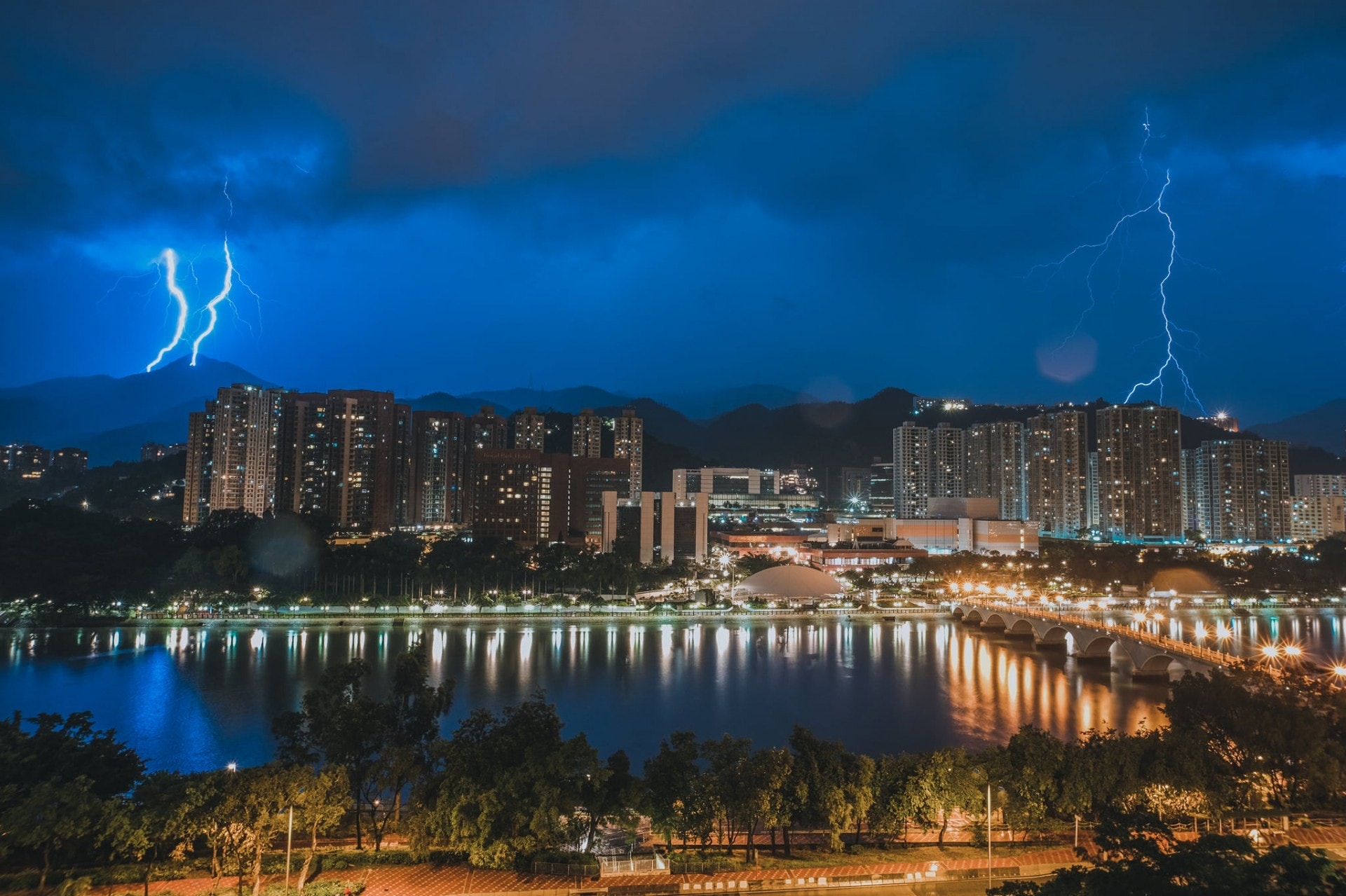 天氣突變 天文台數據驚人發現香港邊區最大雨 最多閃電雷暴