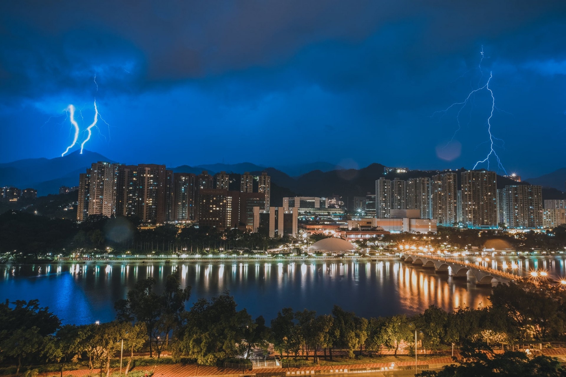 先看看香港6月閃電暴雨情況(社區天氣觀測計劃 CWOS/Yuk-sing Yee攝) 先看看香港6月閃電暴雨情況(社區天氣觀測計劃 CWOS/Yuk-sing Yee攝)