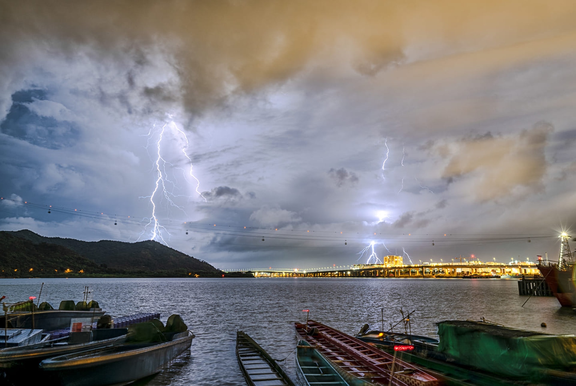 天氣突變 天文台數據驚人發現香港邊區最大雨 最多閃電雷暴