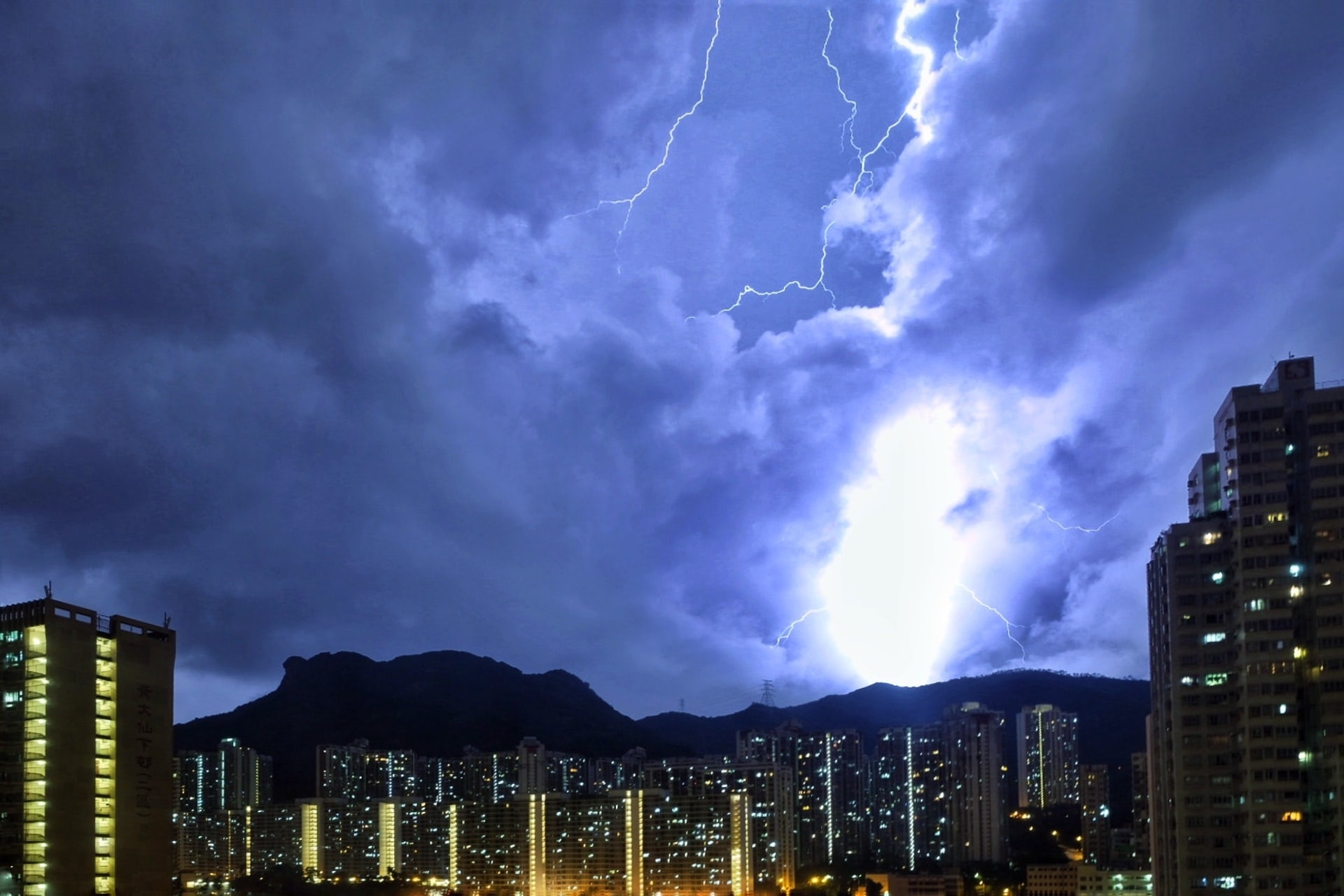 天氣突變 天文台數據驚人發現香港邊區最大雨 最多閃電雷暴